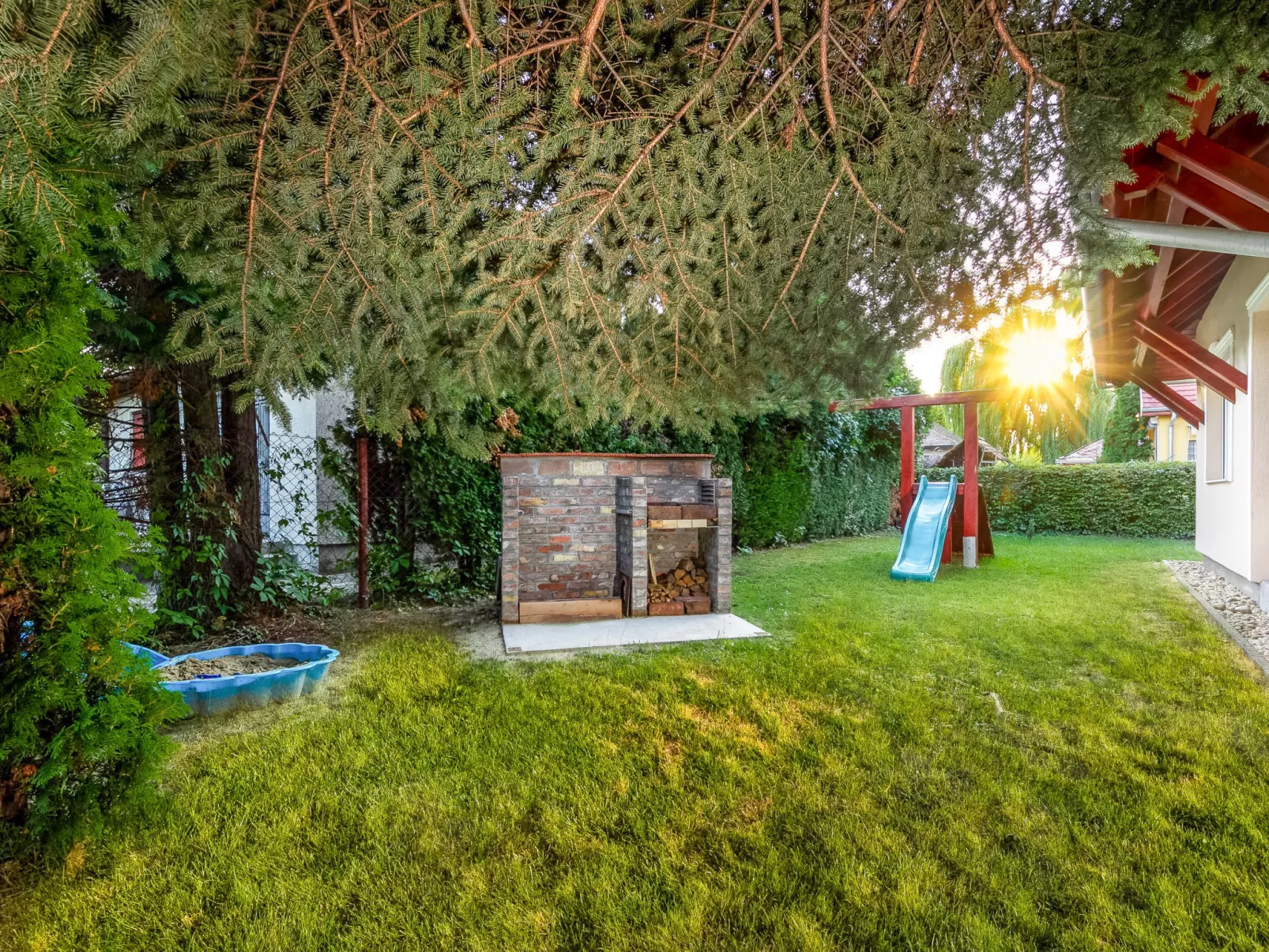Silver Pinea-Outside