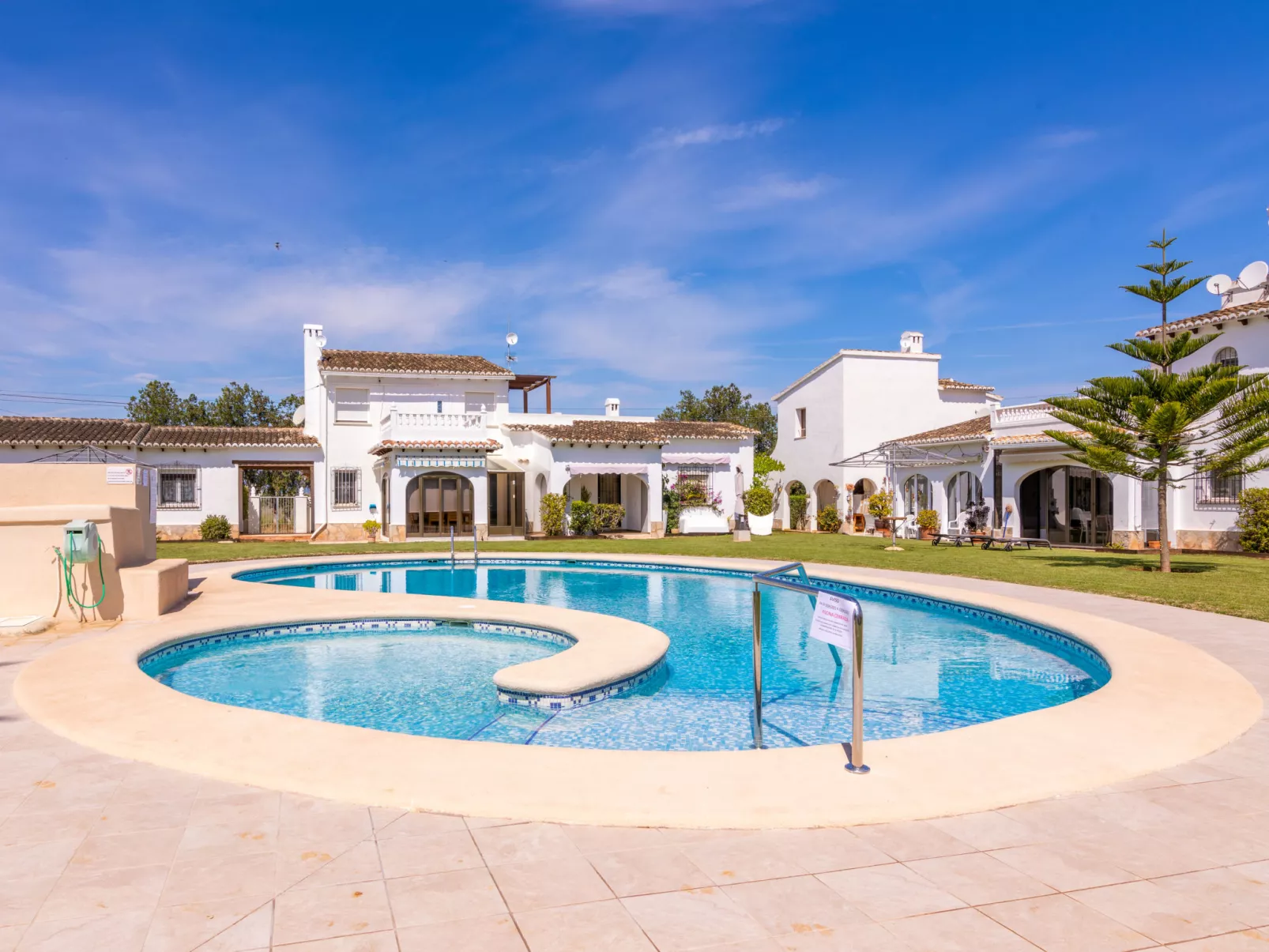 Pueblo Andaluz-Outside