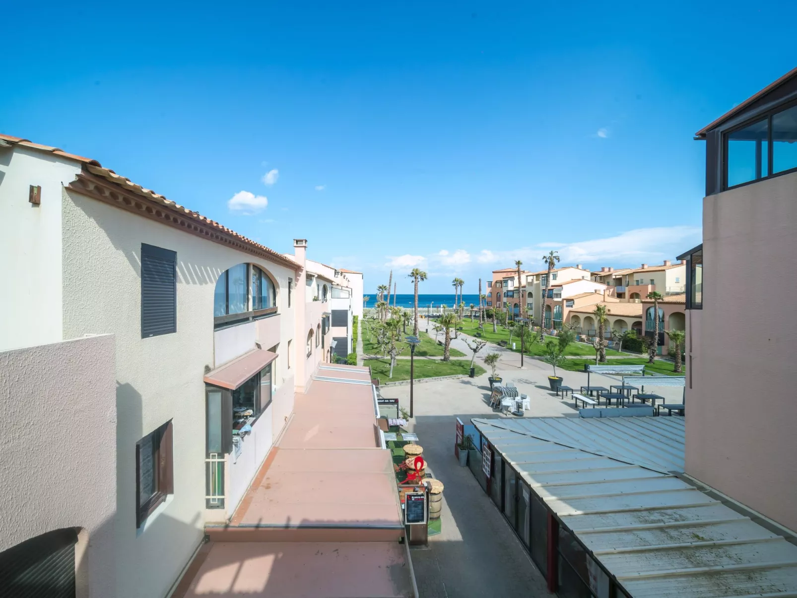 Front de Mer-Outside