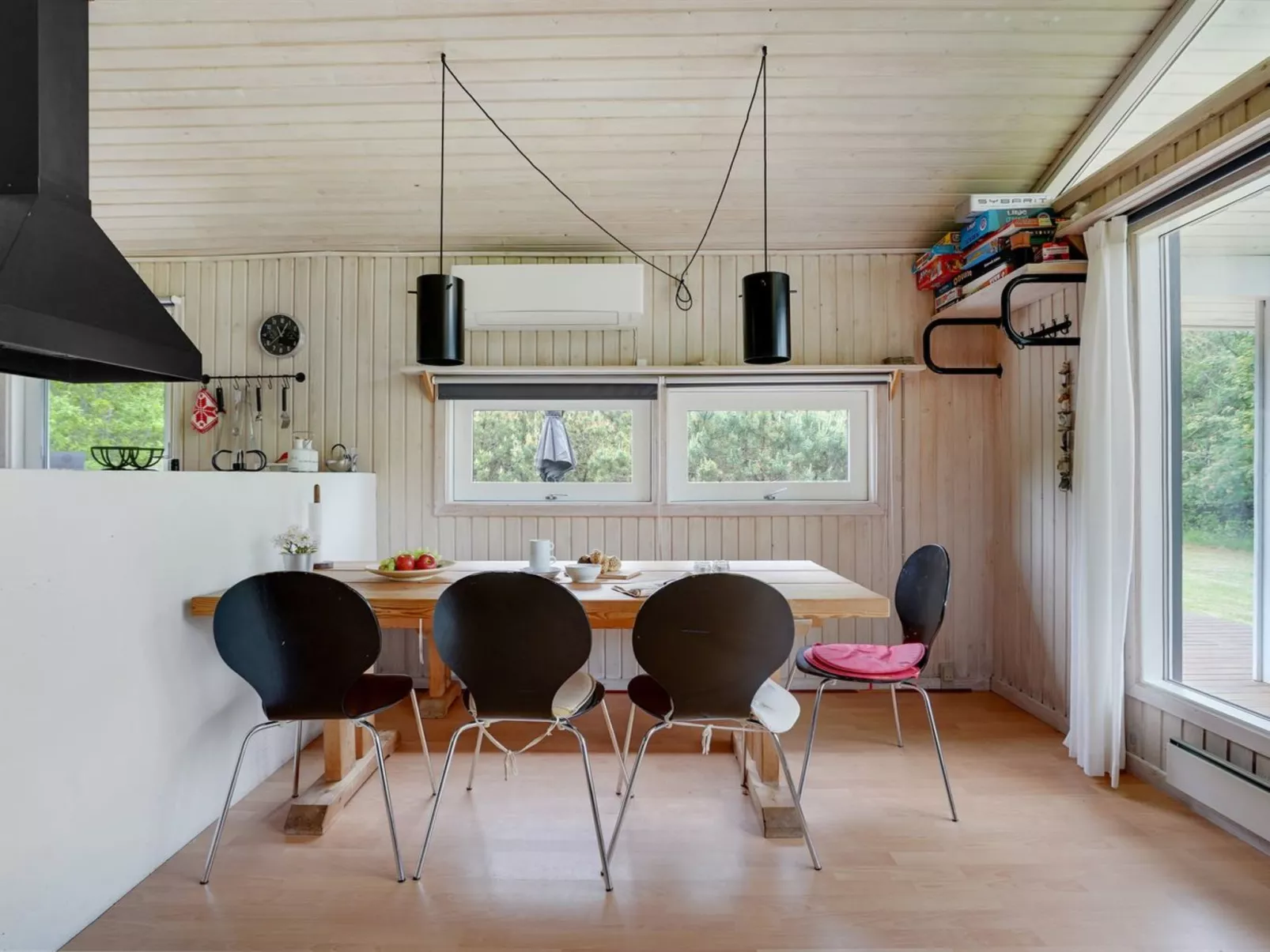 "Evan" - 1.3km from the sea-Inside