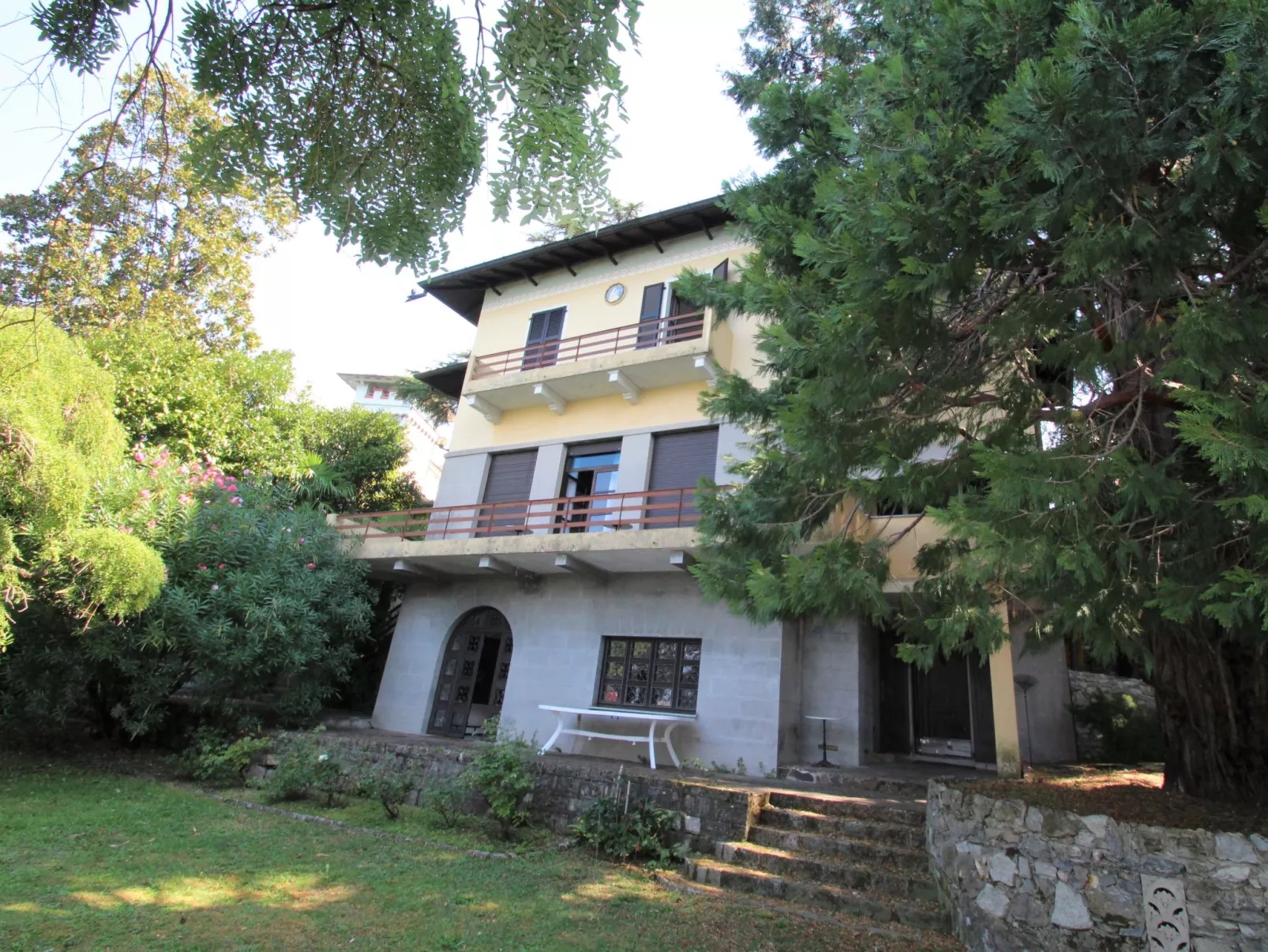 Sul Lago-Outside