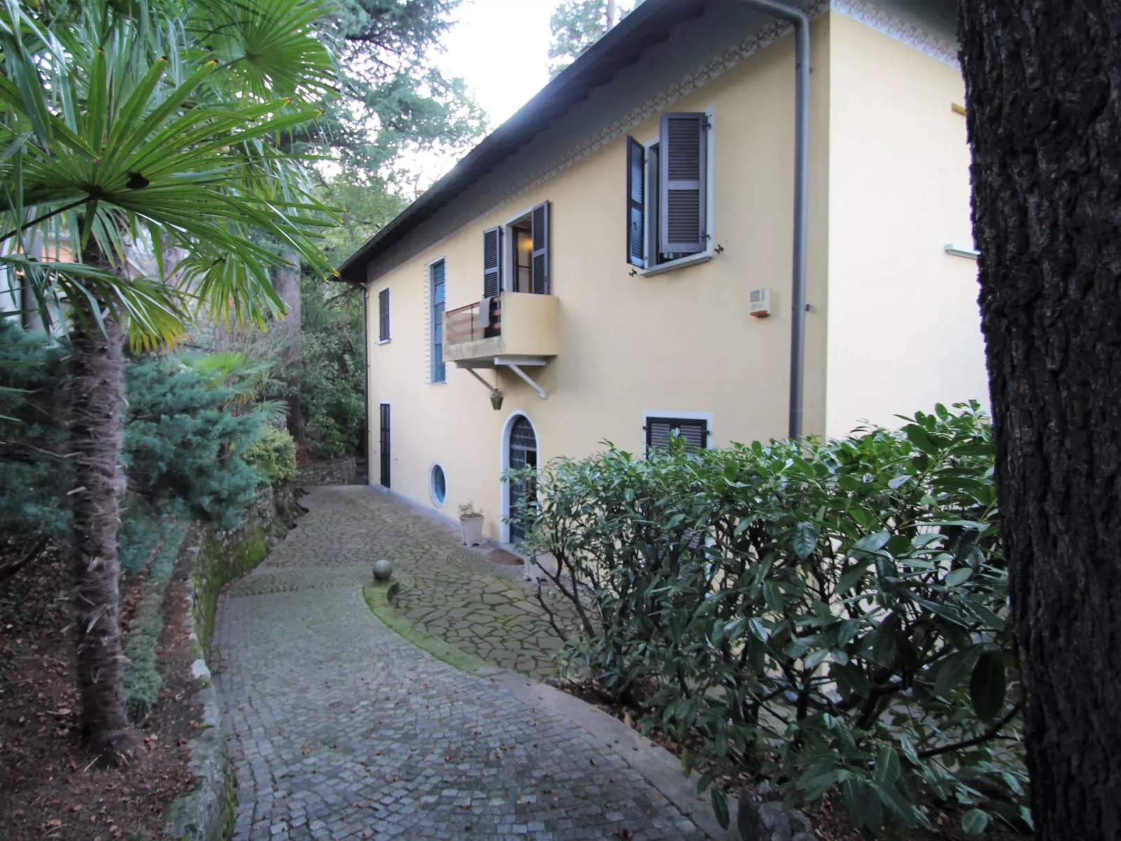 Sul Lago-Outside