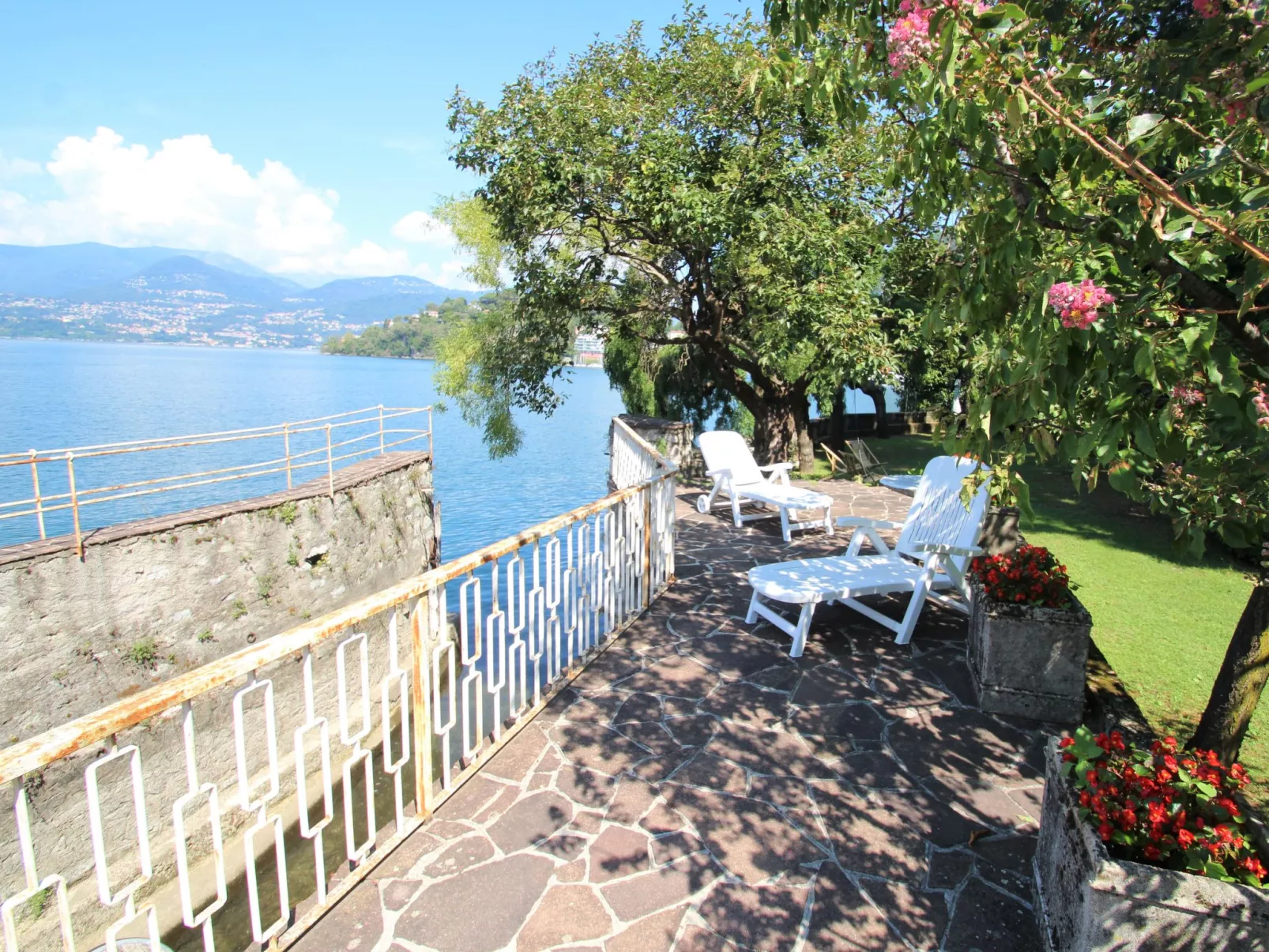 Sul Lago-Outside