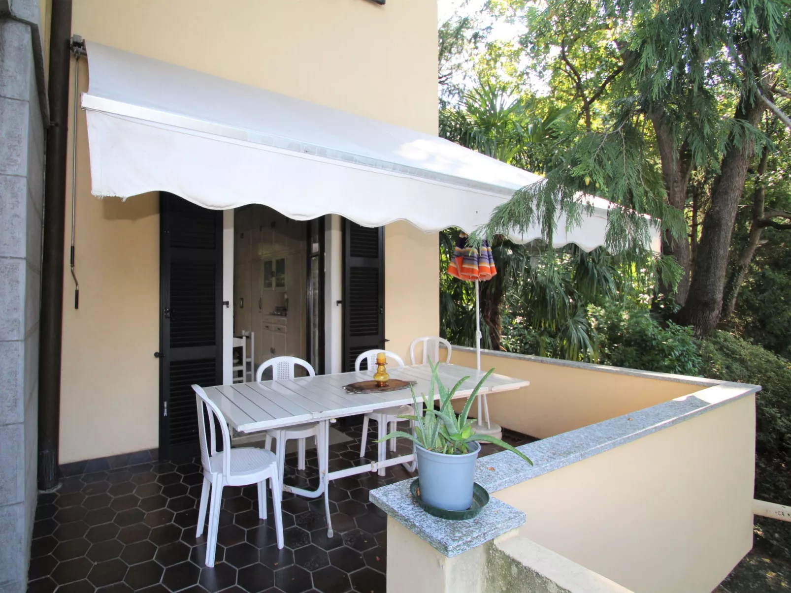 Sul Lago-Outside