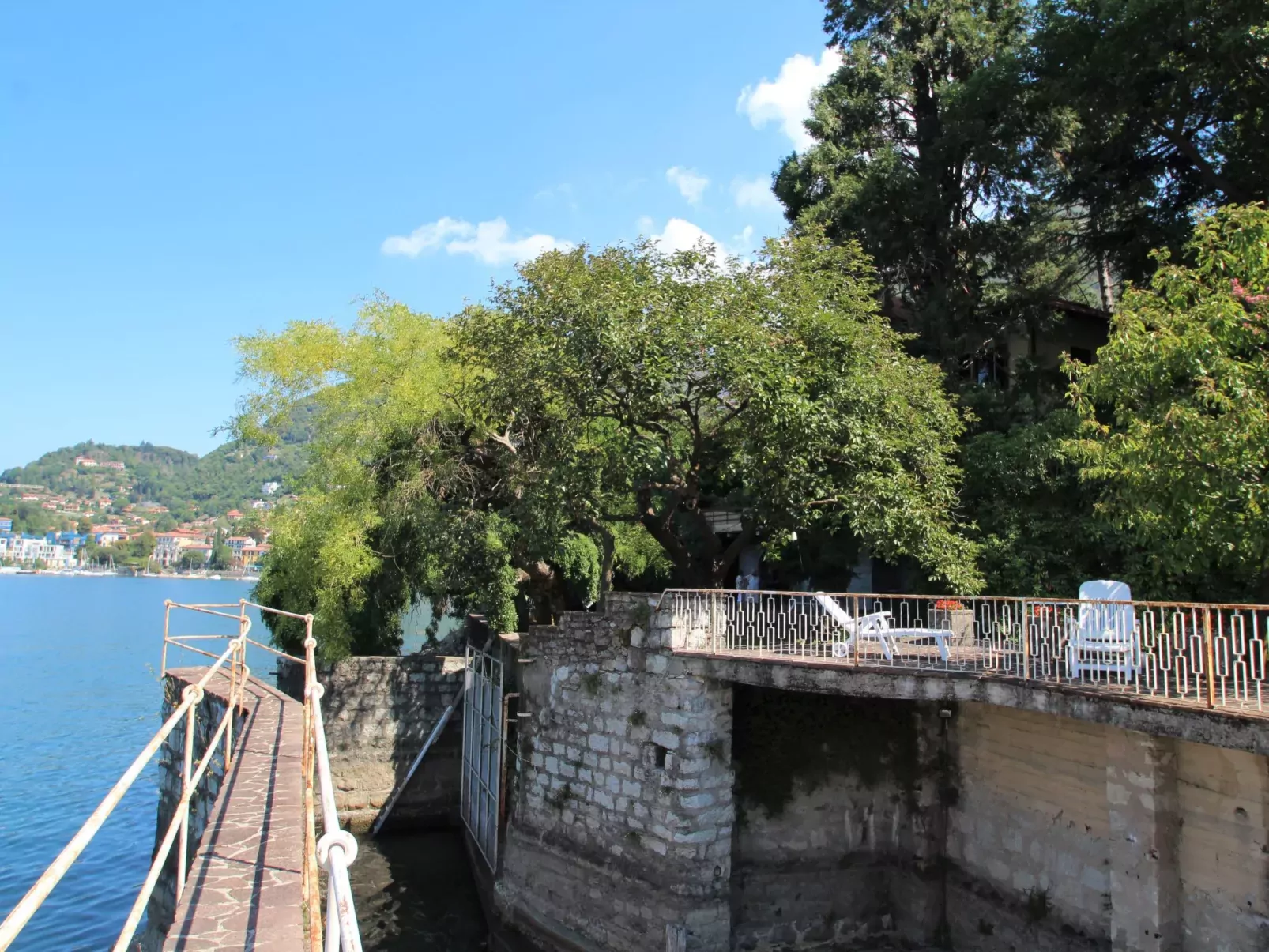 Sul Lago-Outside