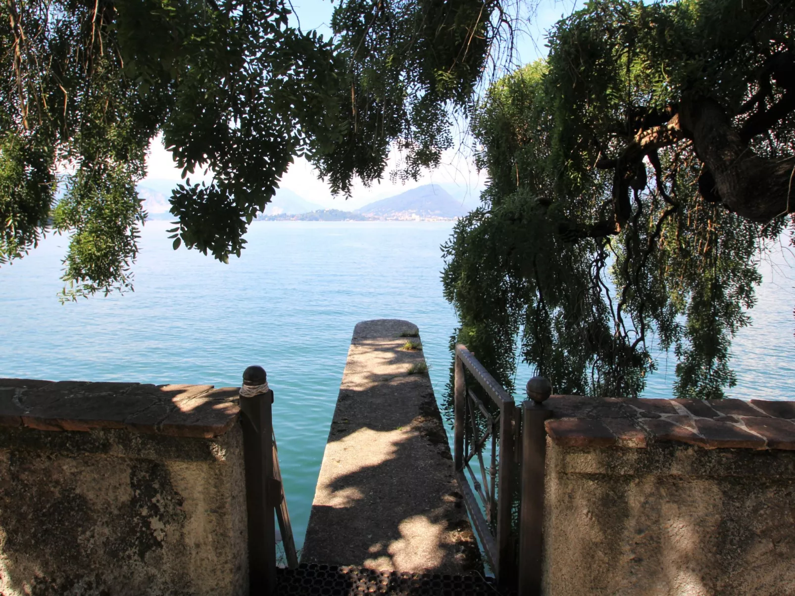 Sul Lago-Outside