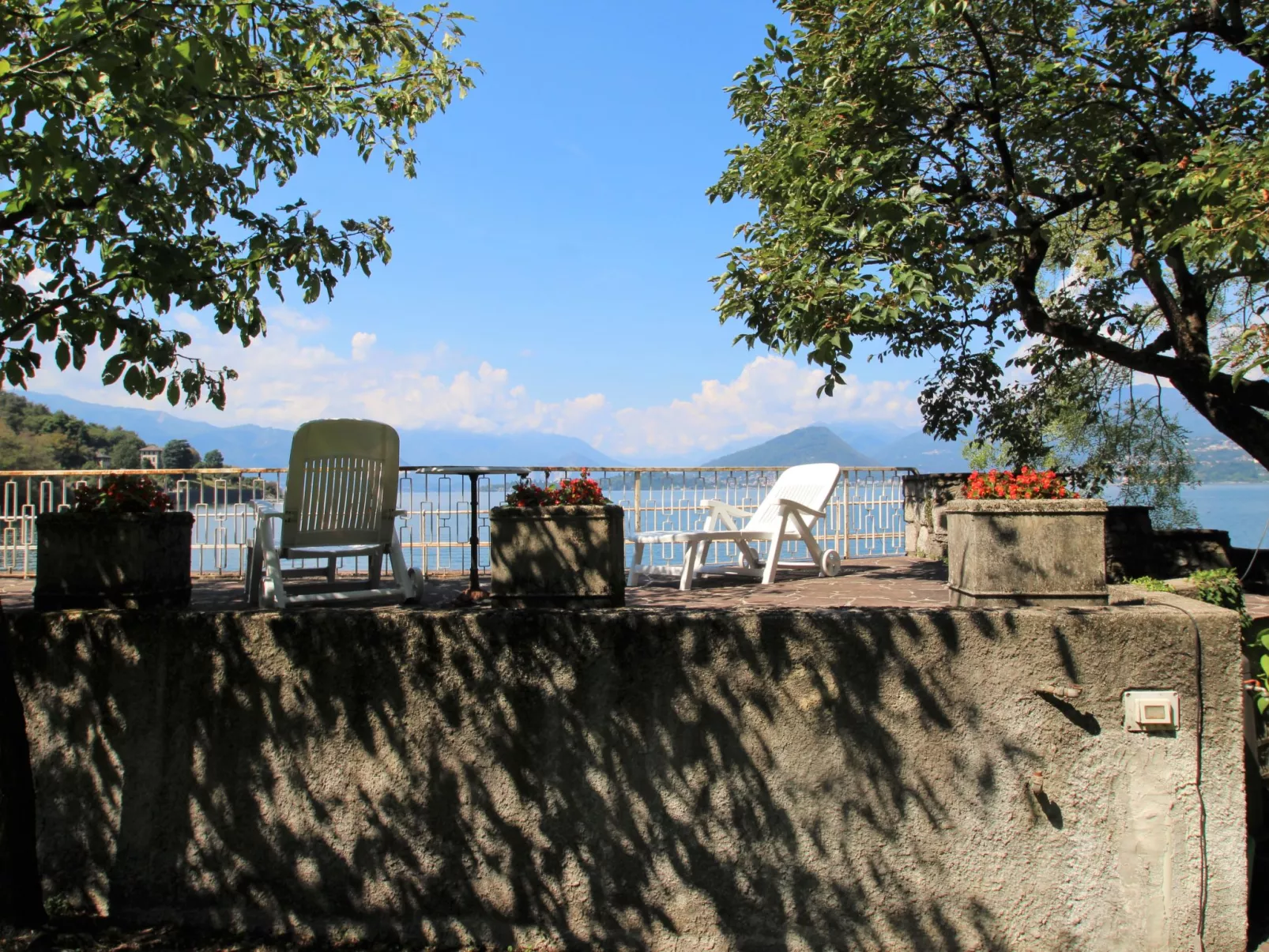 Sul Lago-Outside