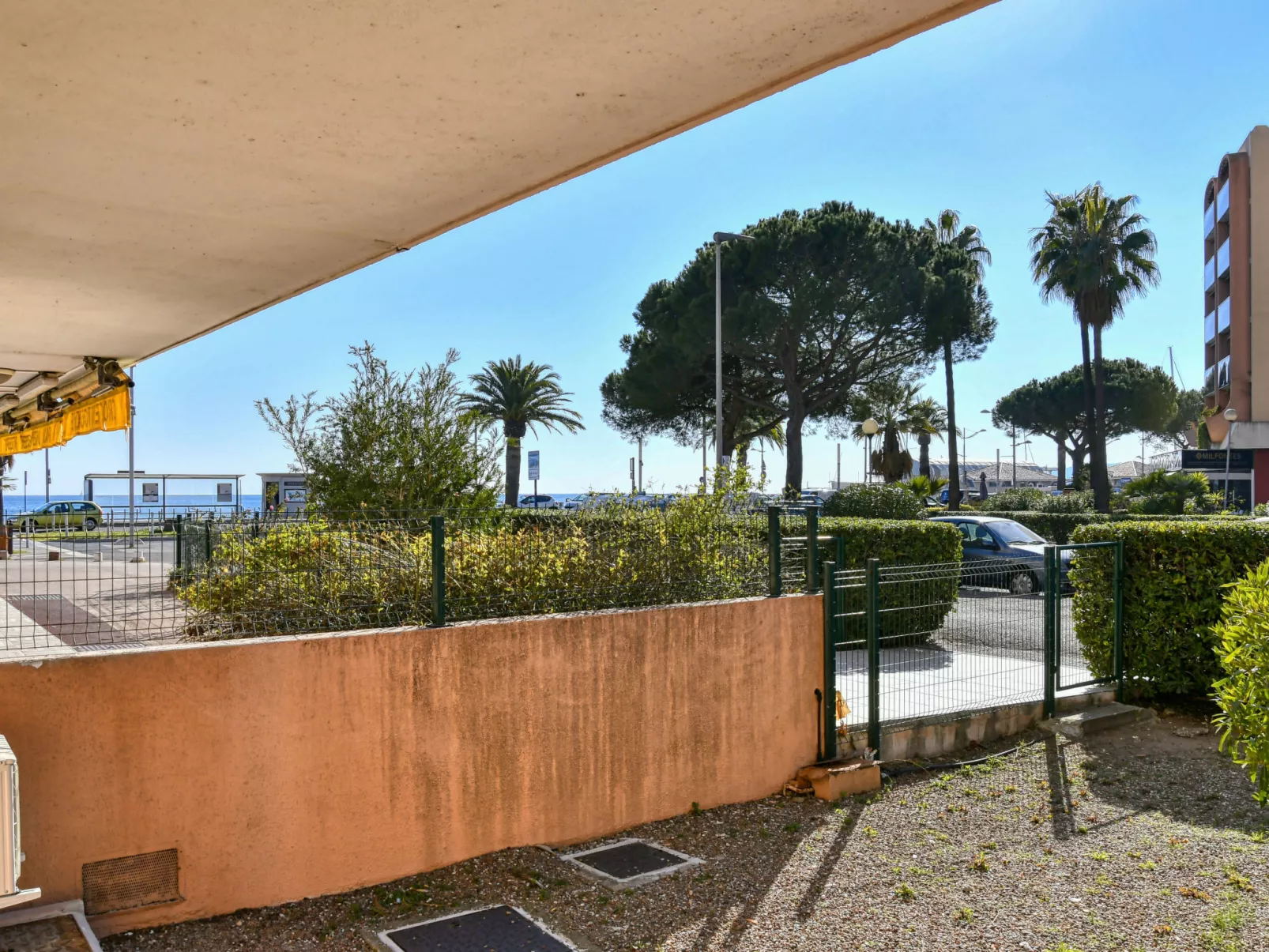 Le Méditerranée-Outside