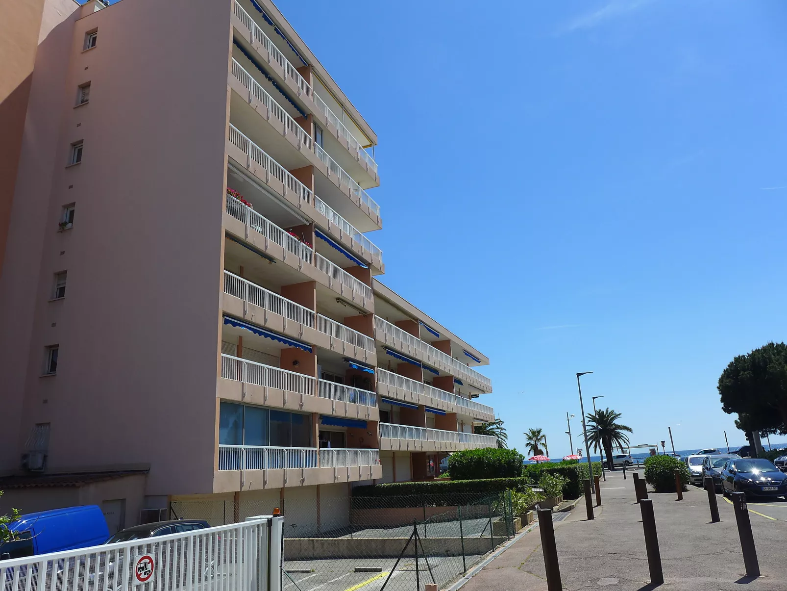 Le Méditerranée-Outside