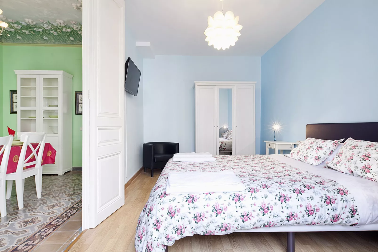 Rambla Paris Apartment-Bedroom
