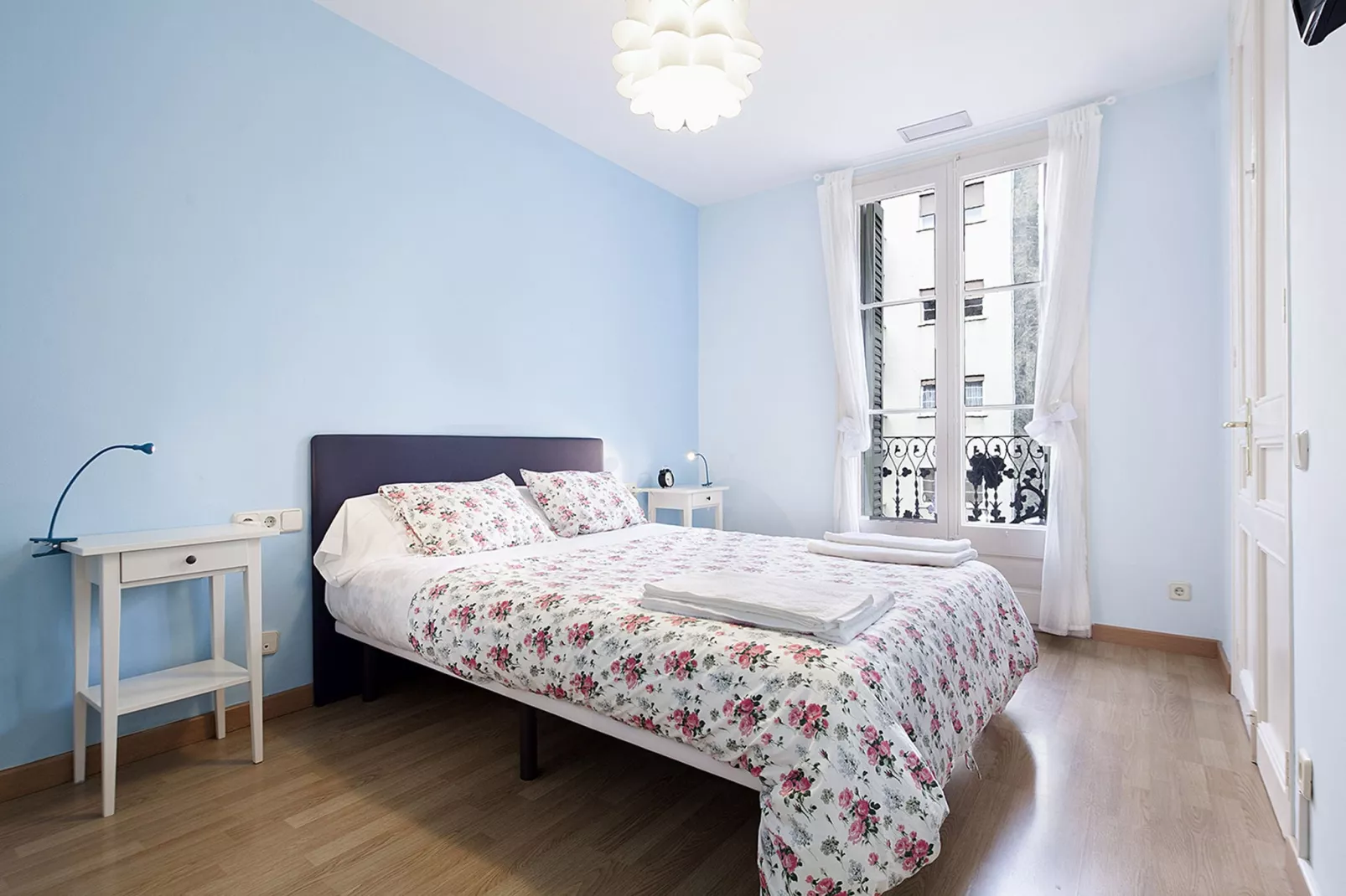 Rambla Paris Apartment-Bedroom