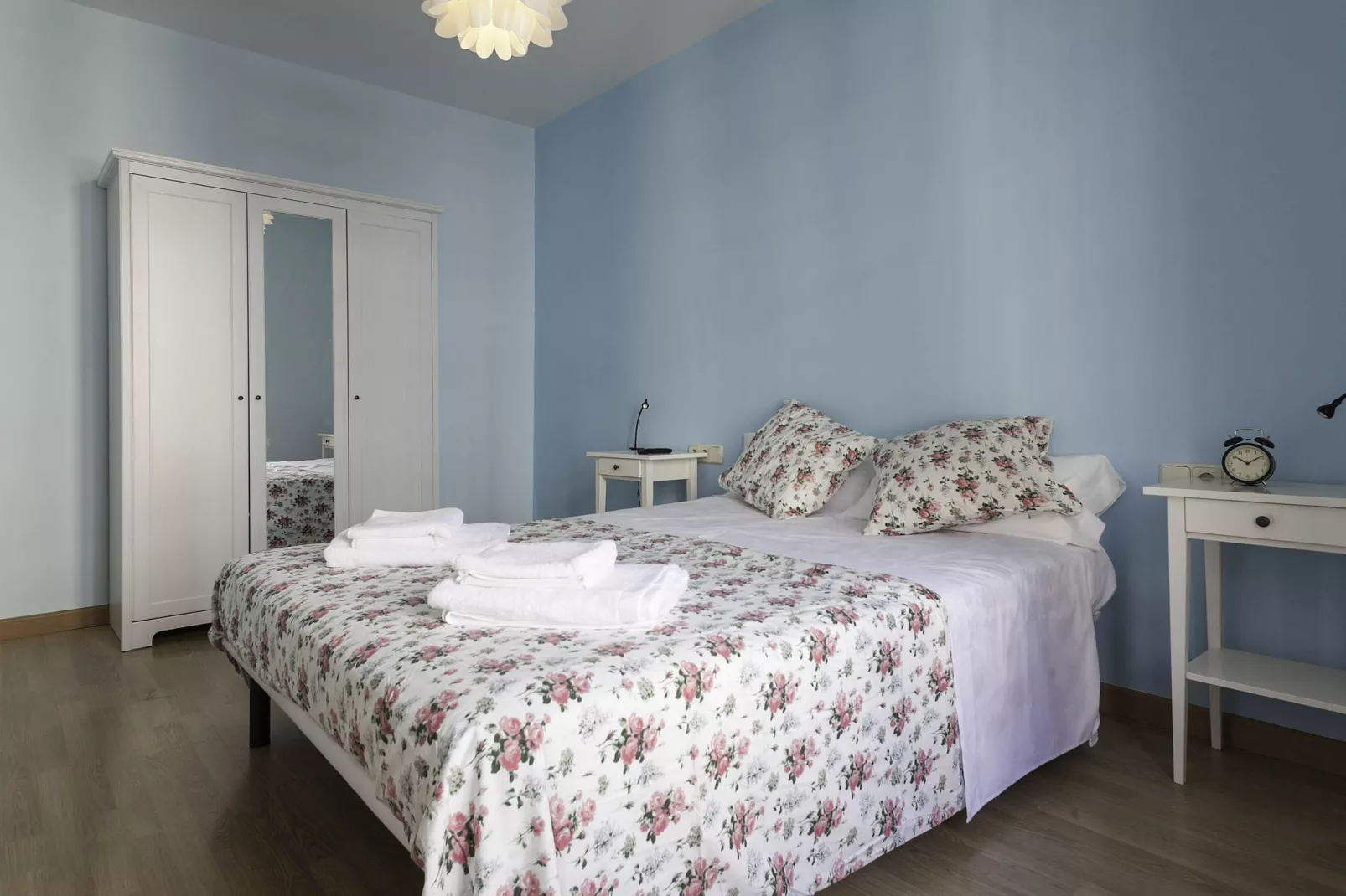 Rambla Paris Apartment-Bedroom