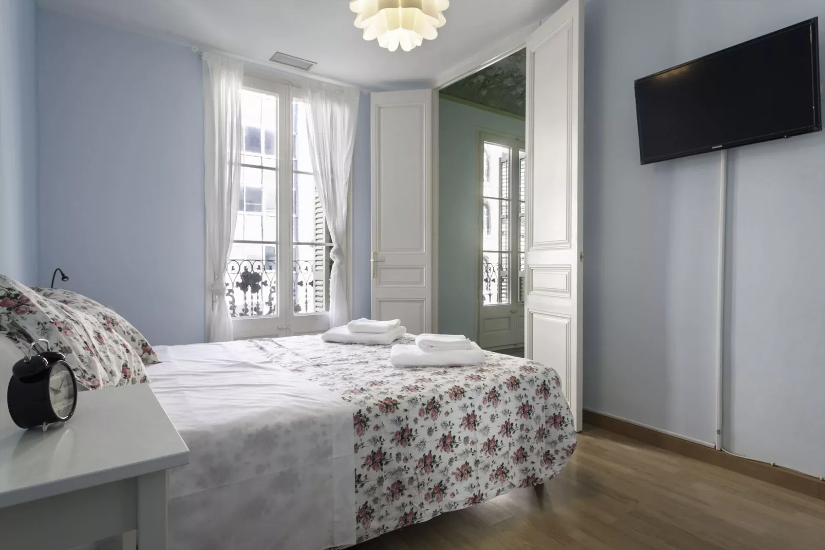 Rambla Paris Apartment-Bedroom