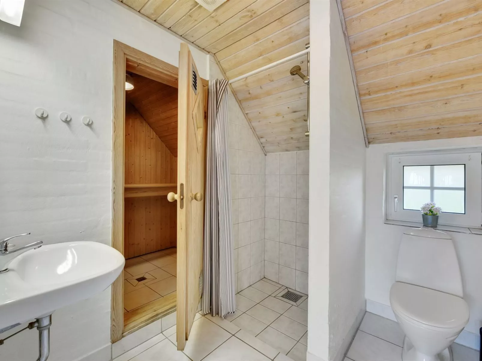 "Jorkin" - 1.8km from the sea-Inside