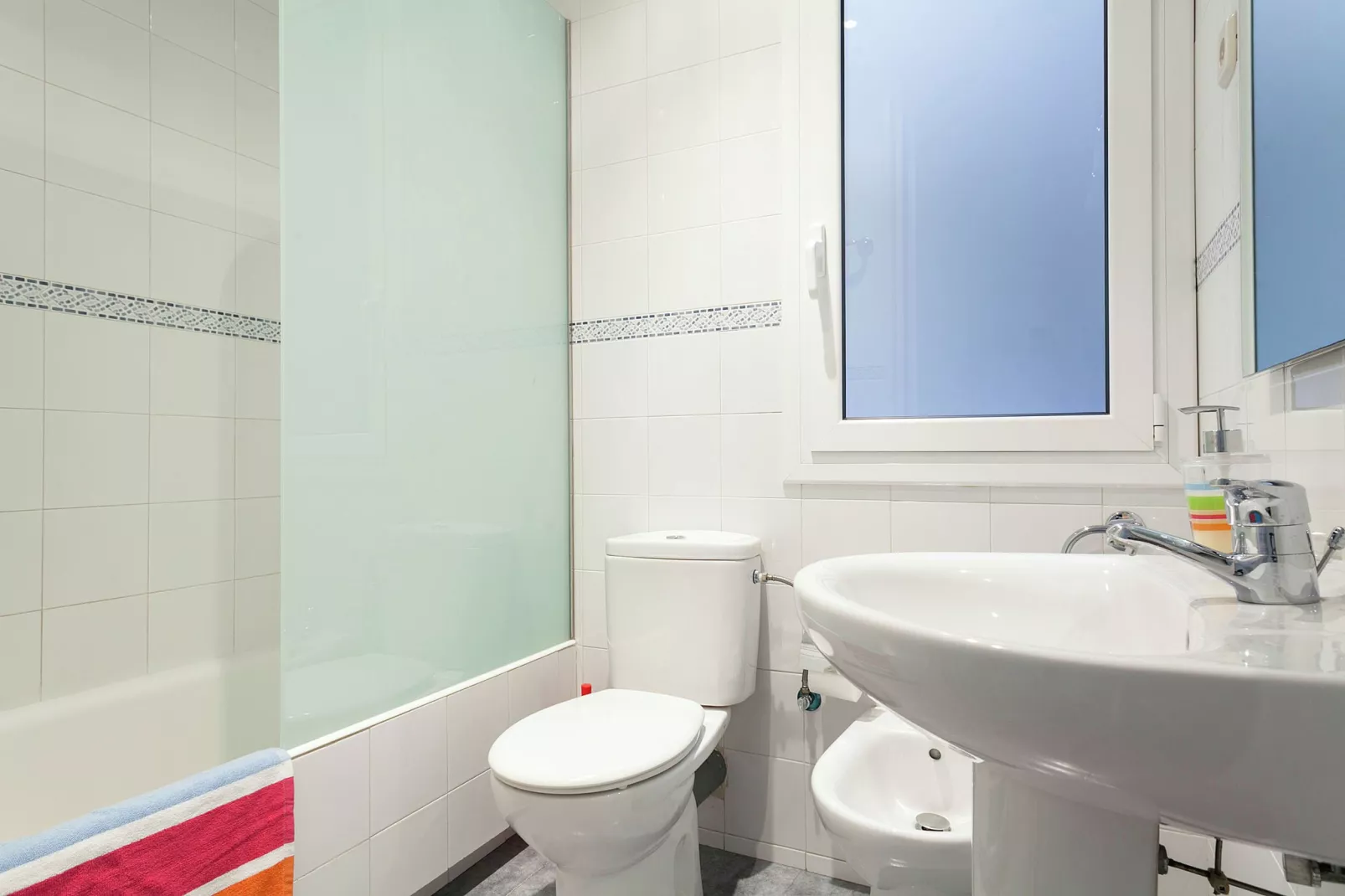 Rambla Paris Apartment-Bathroom