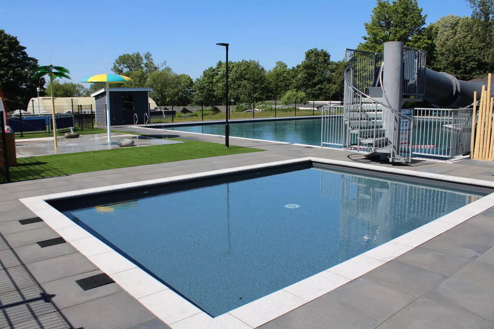 Recreatiepark Rhederlaagse Meren 4-Park facilities