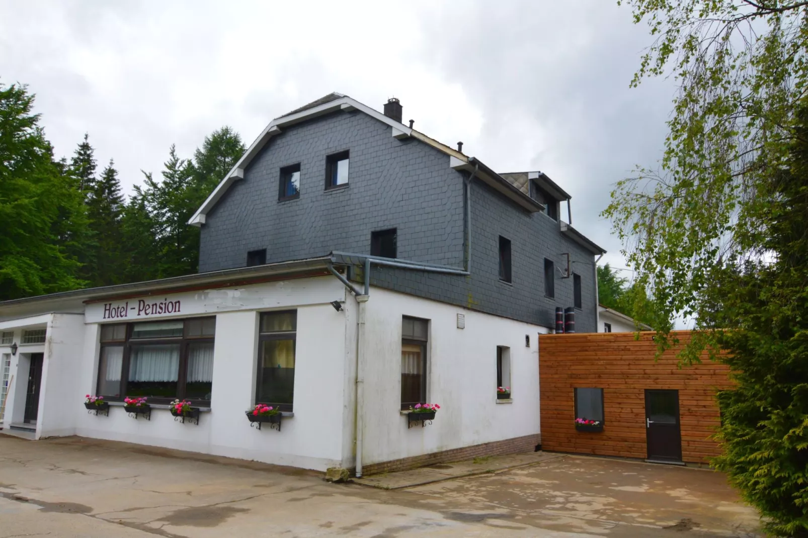 Orée du Bois-Exterior summer