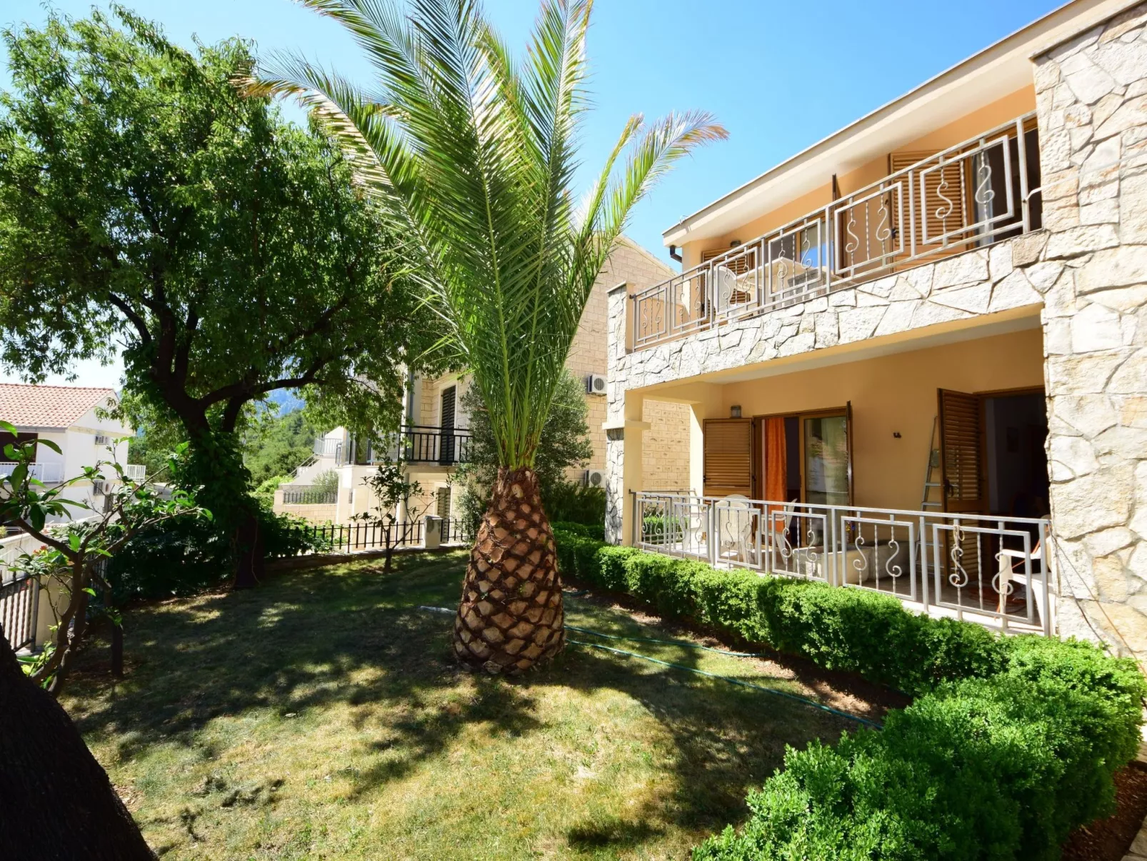 Meridiana-Outside
