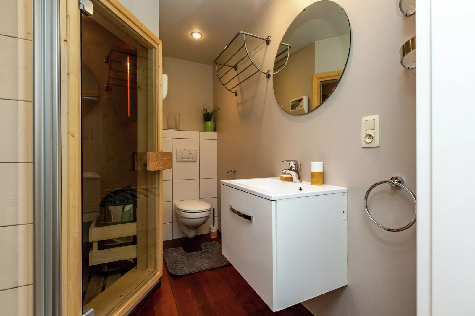 Chalet Orange-Bathroom