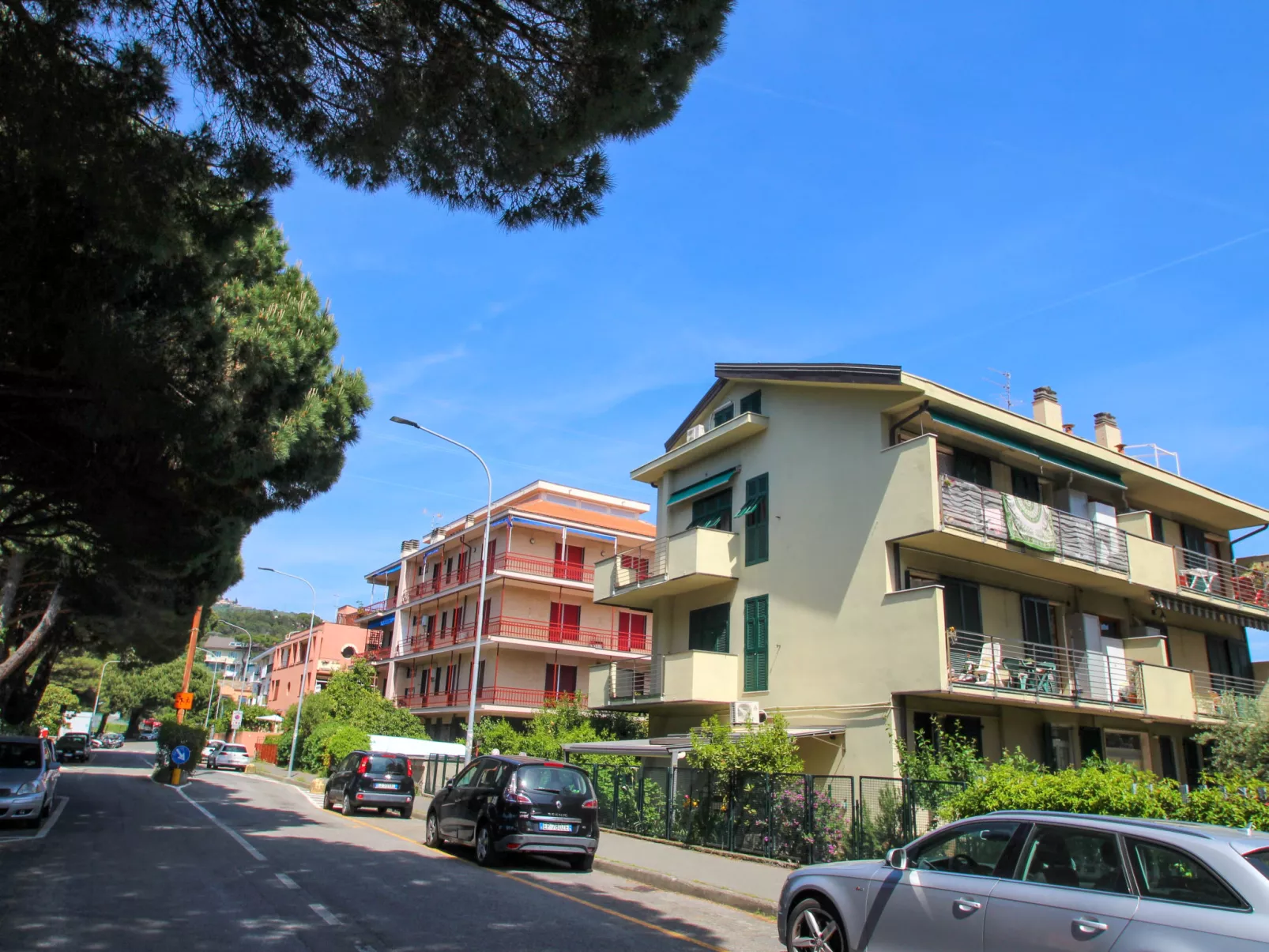 Brunetta-Outside