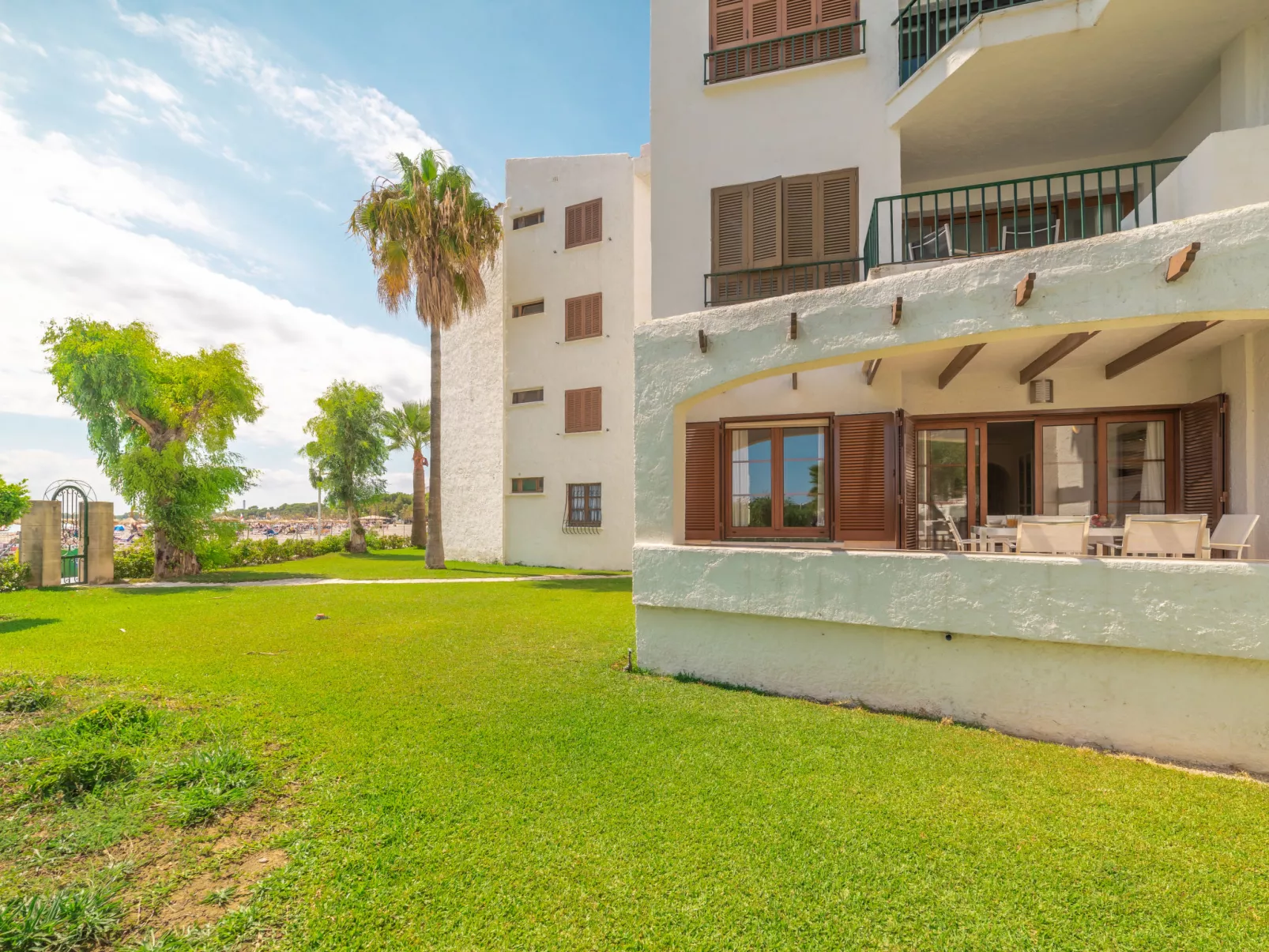 Carabela Front Beach & Pool-Outside