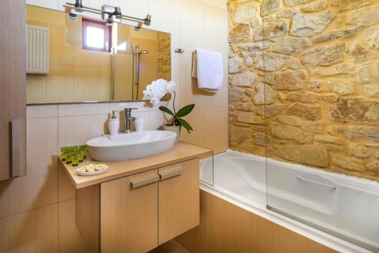 Holiday home, Maheri-Villa Aladanos-Badezimmer