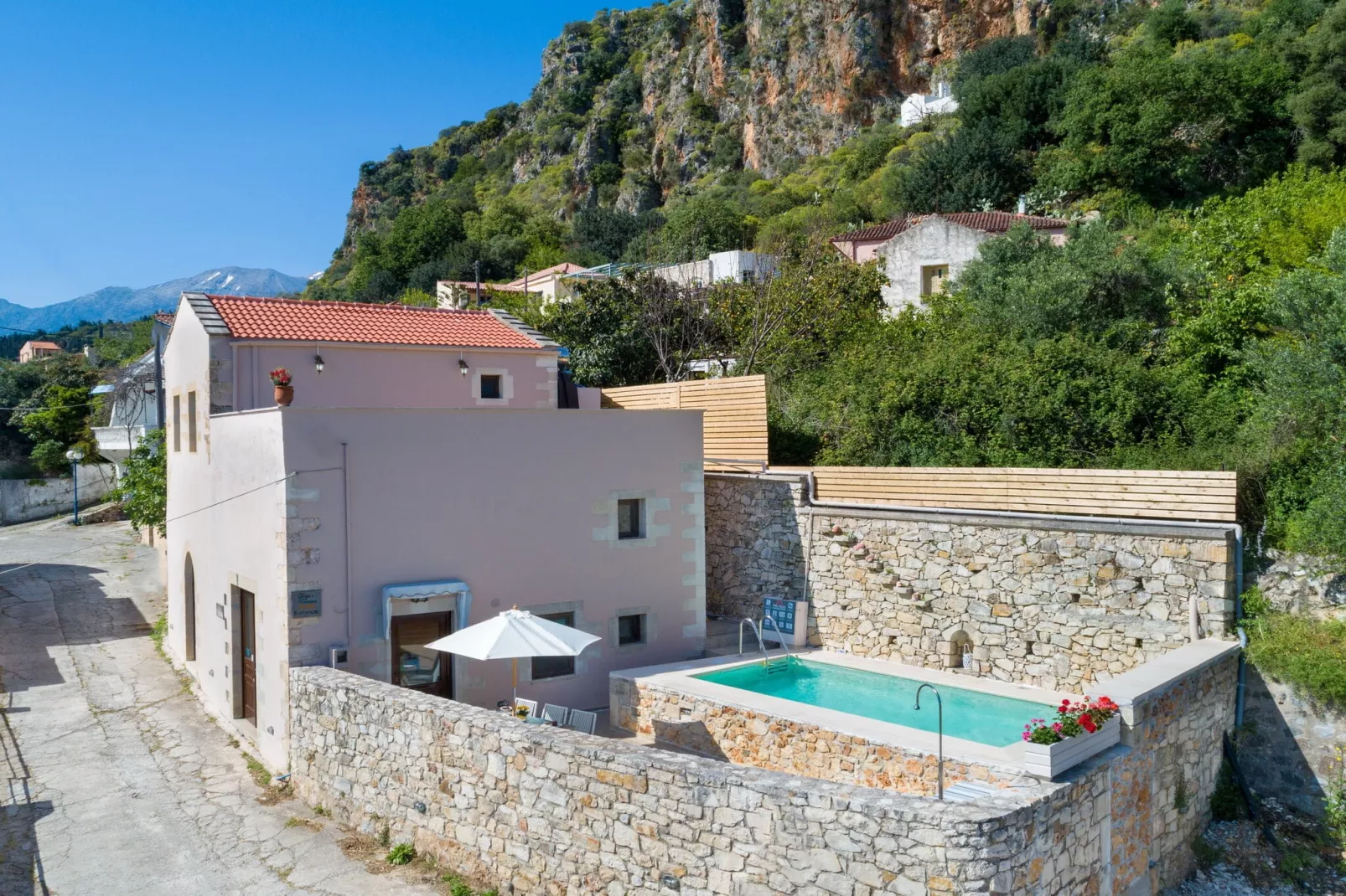 Holiday home, Maheri-Villa Aladanos-Außenbereich Sommer