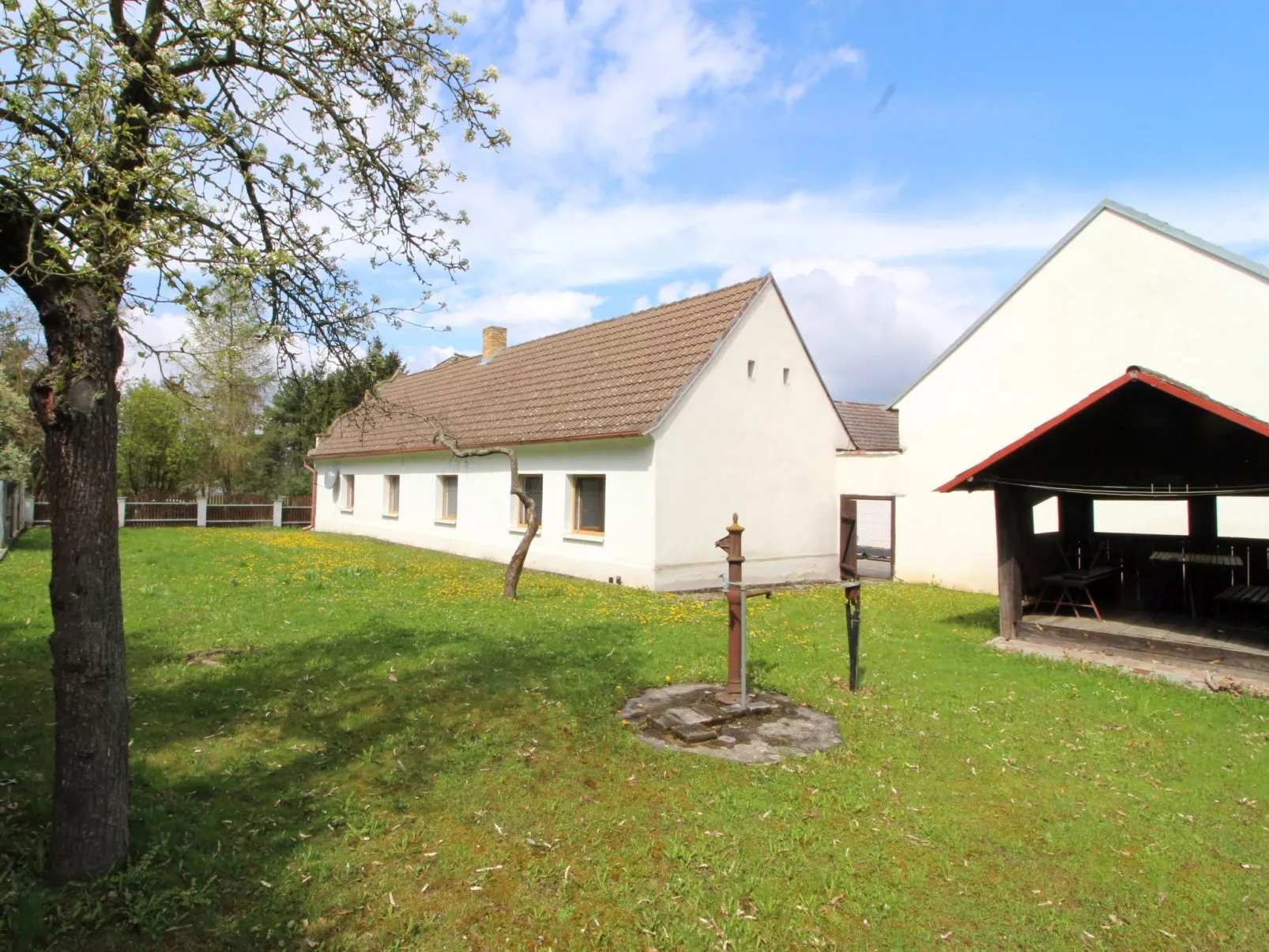 Vlhlavy u Hluboké-Outside