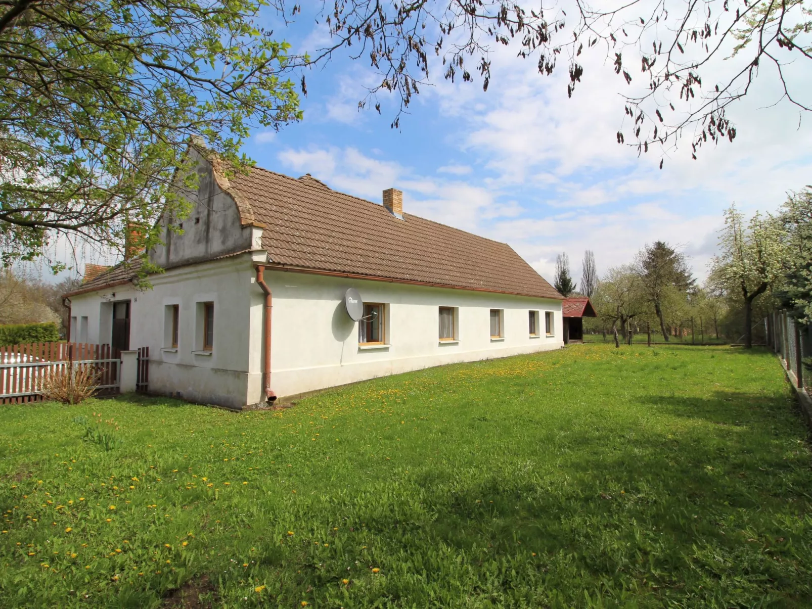 Vlhlavy u Hluboké-Outside