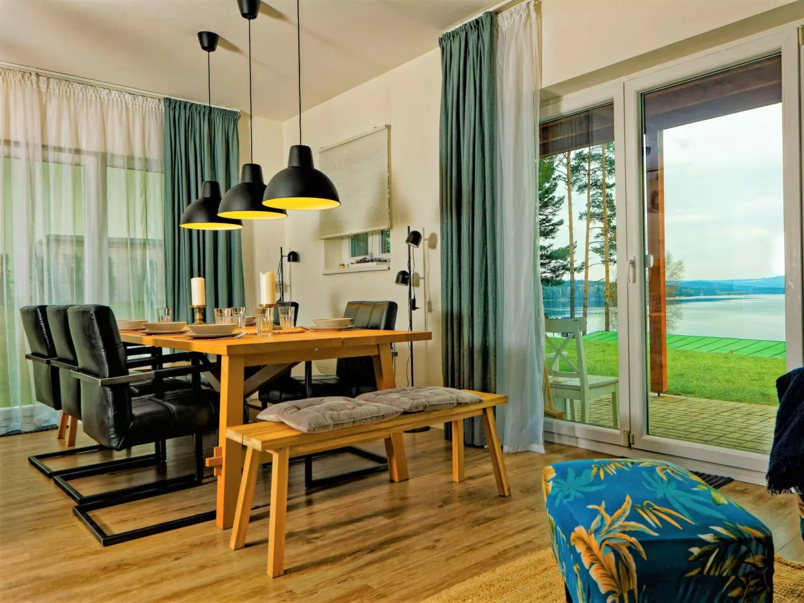 Lakeside Village 3-Inside