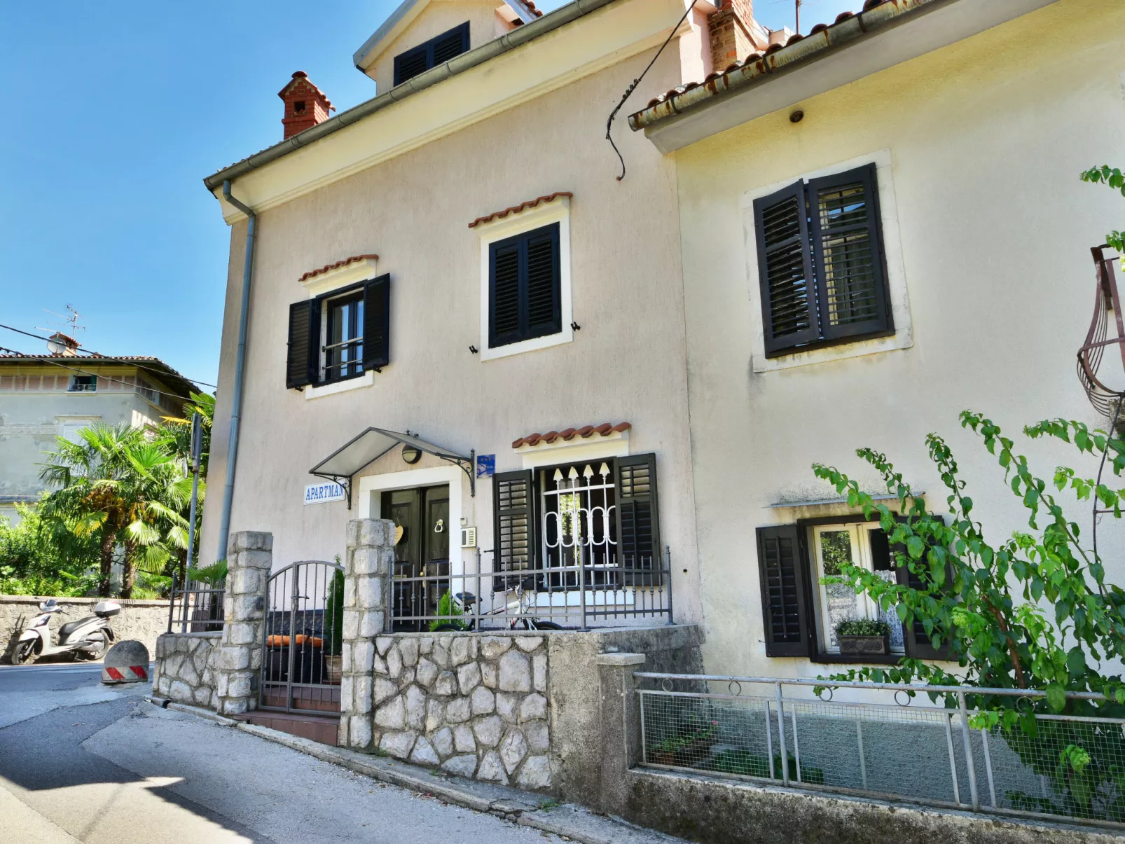 Lovrano-Outside