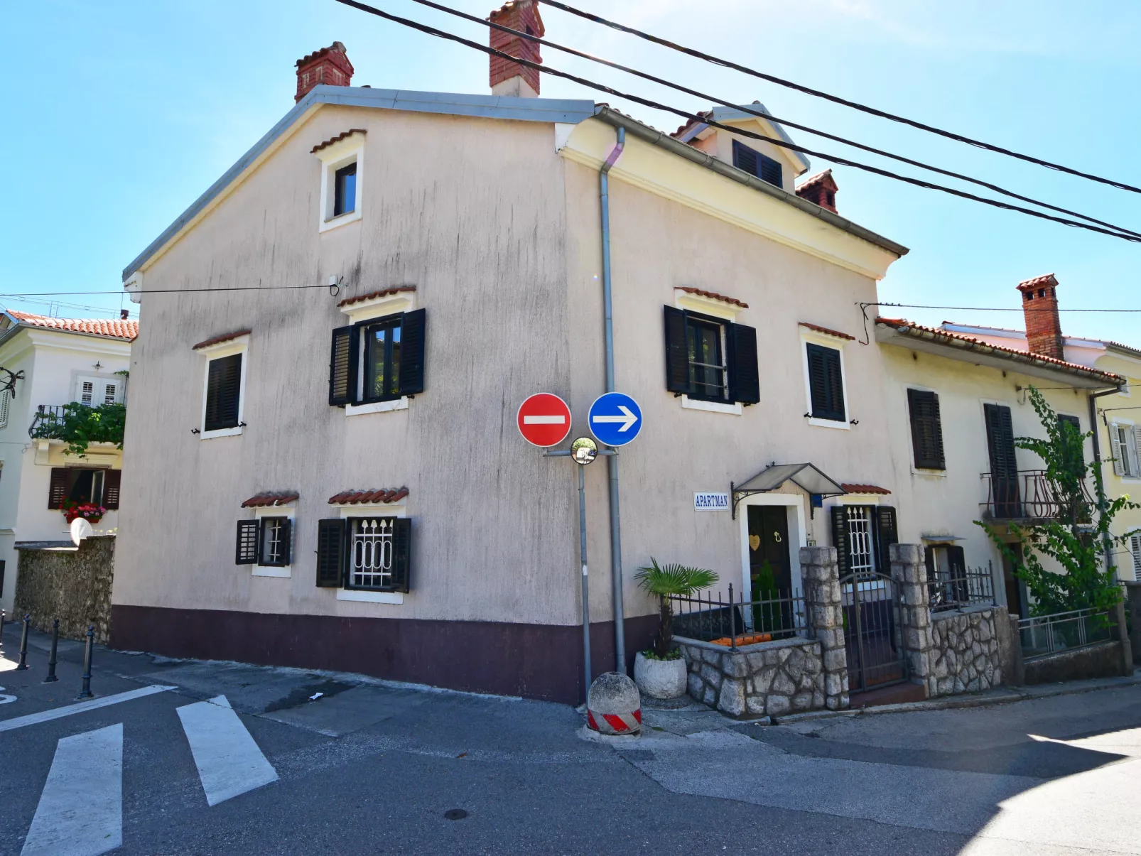 Lovrano-Outside