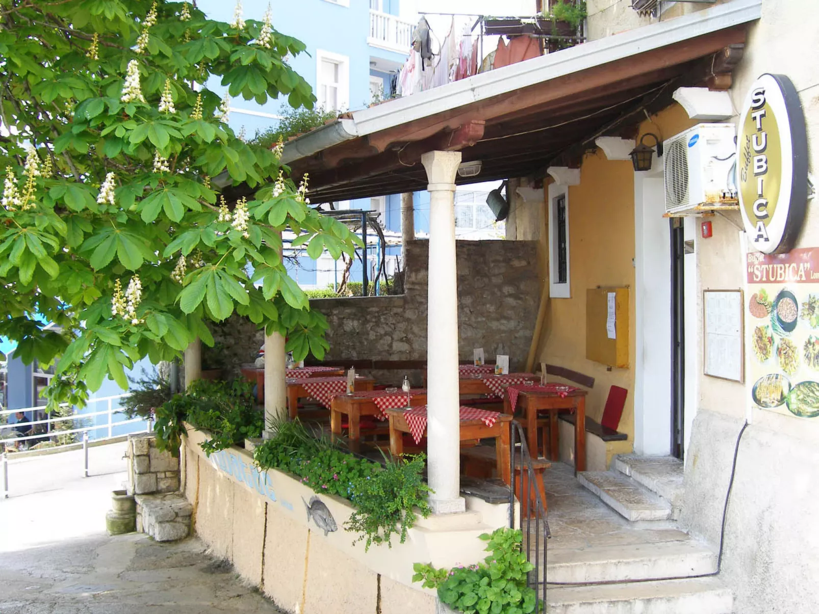 Lovrano-Outside
