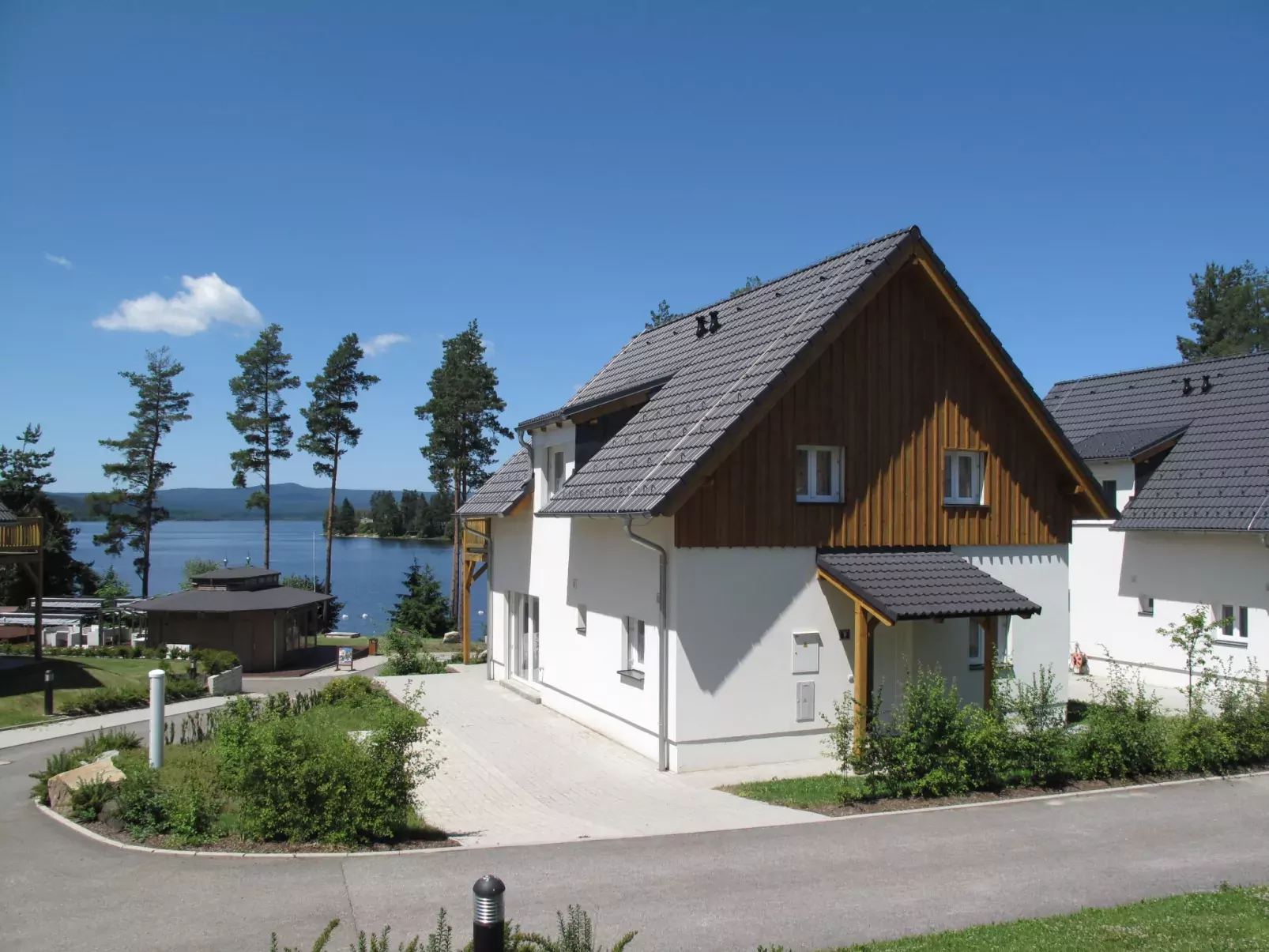 Lakeside Village 18 (+ sauna)-Outside