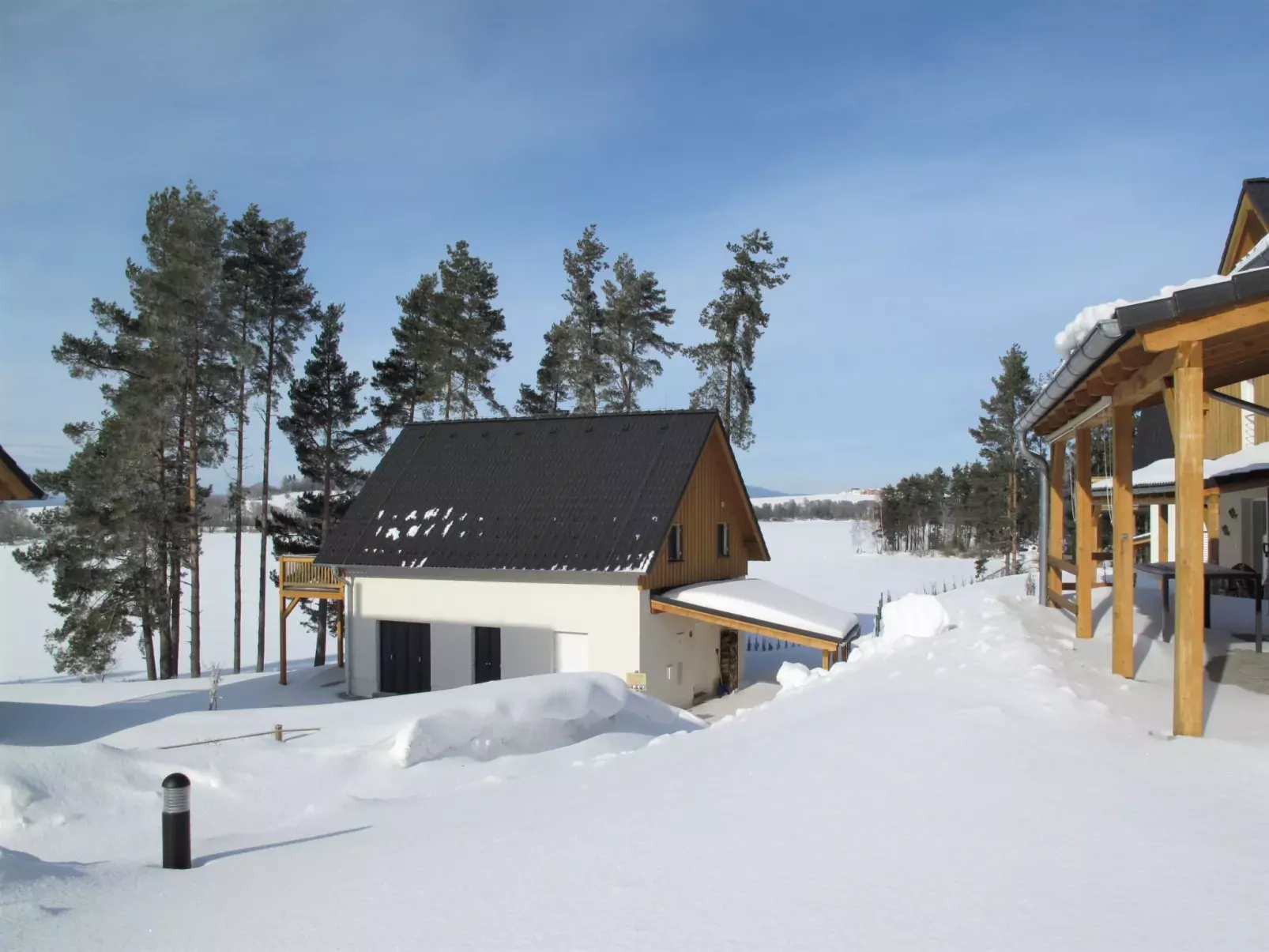 Lakeside Village 18 (+ sauna)-Outside