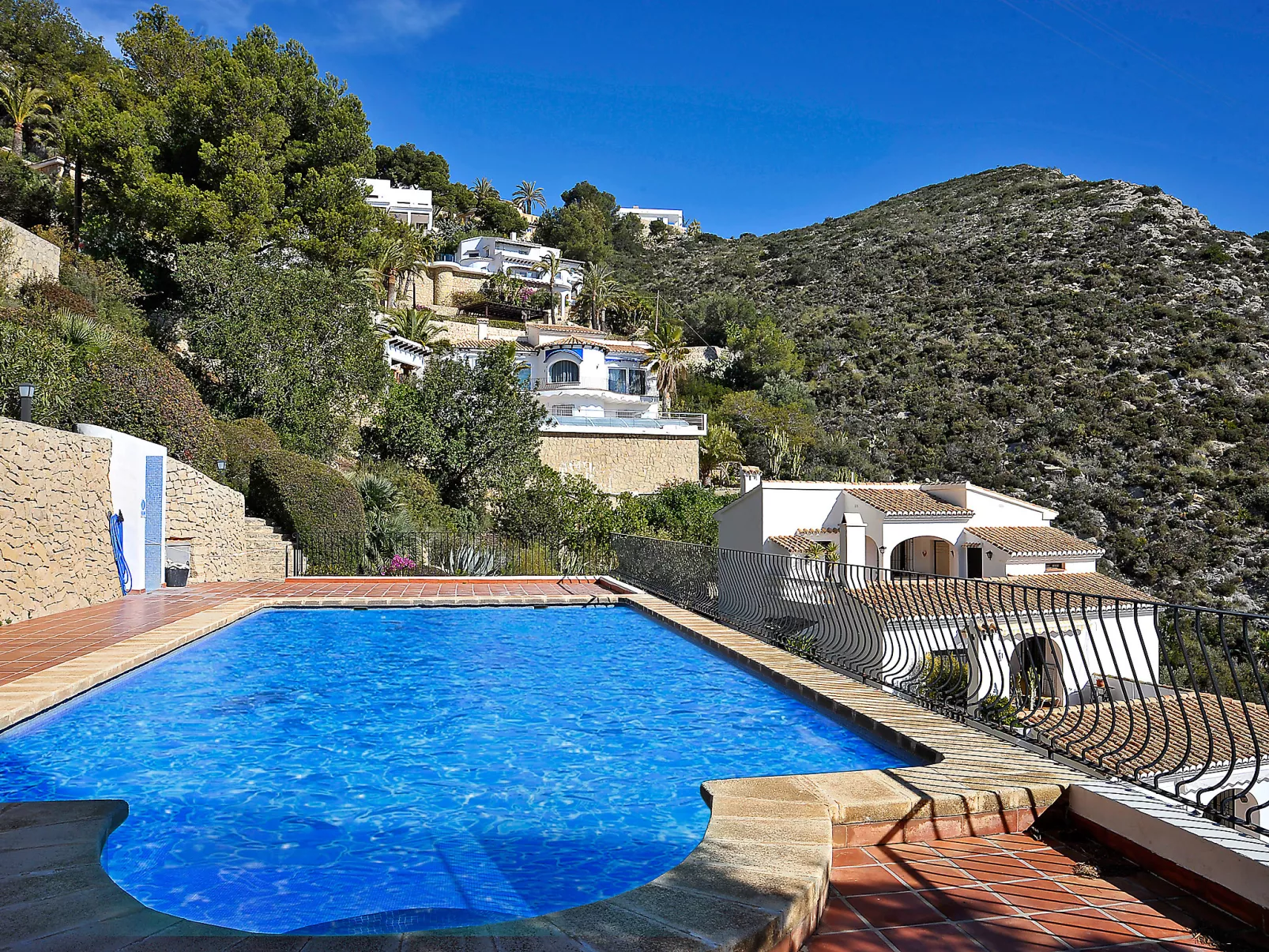 La Colina-Outside