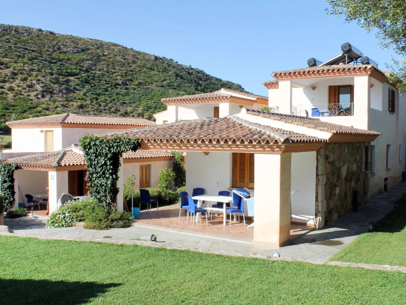 Bouganvillage-Outside