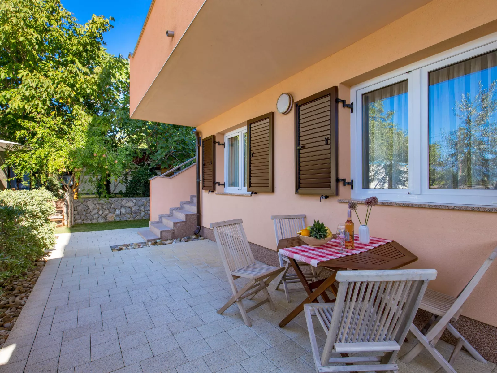Romana-Outside