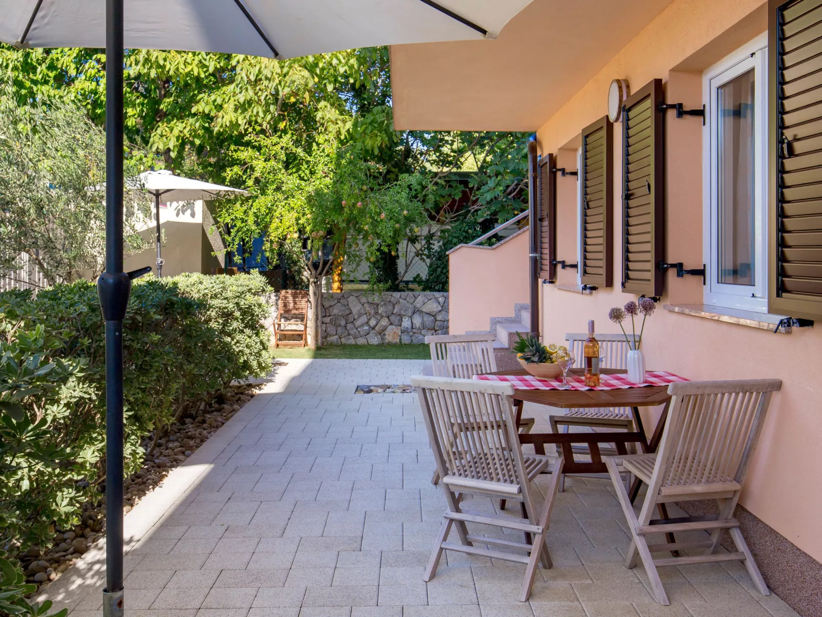 Romana-Outside