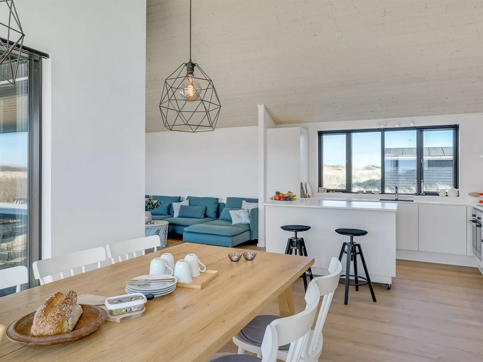 "Aiko" - 50m from the sea-Inside