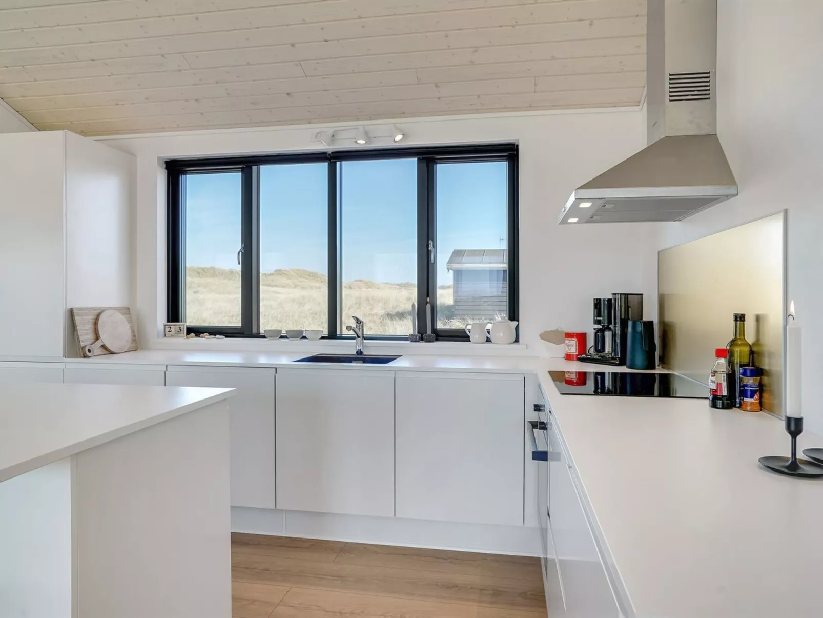 "Aiko" - 50m from the sea-Inside