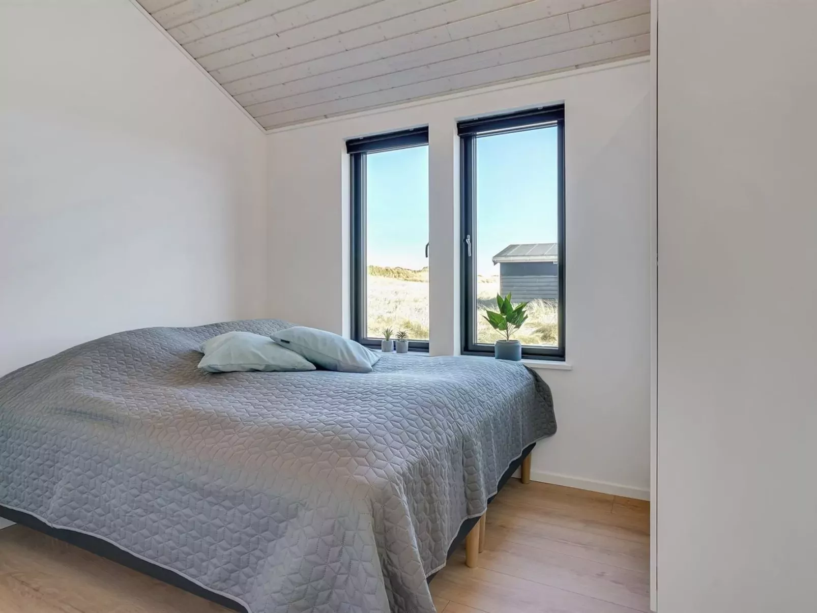 "Aiko" - 50m from the sea-Inside