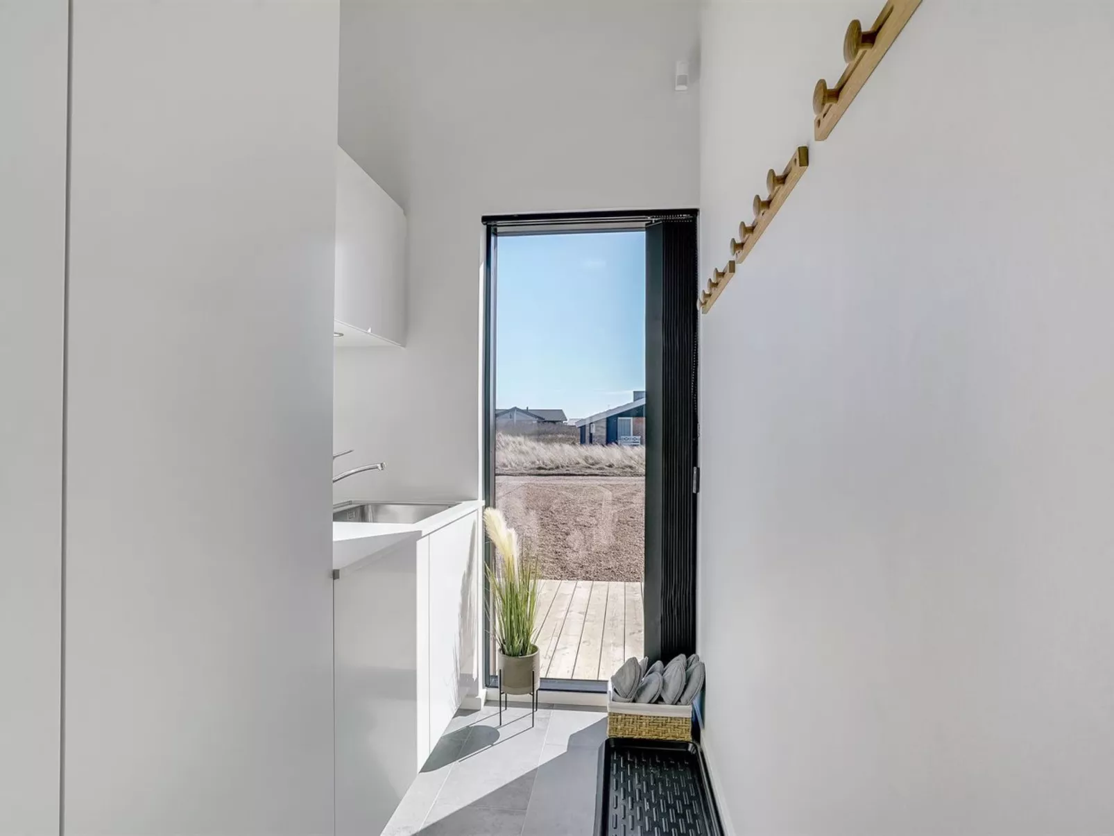 "Aiko" - 50m from the sea-Inside