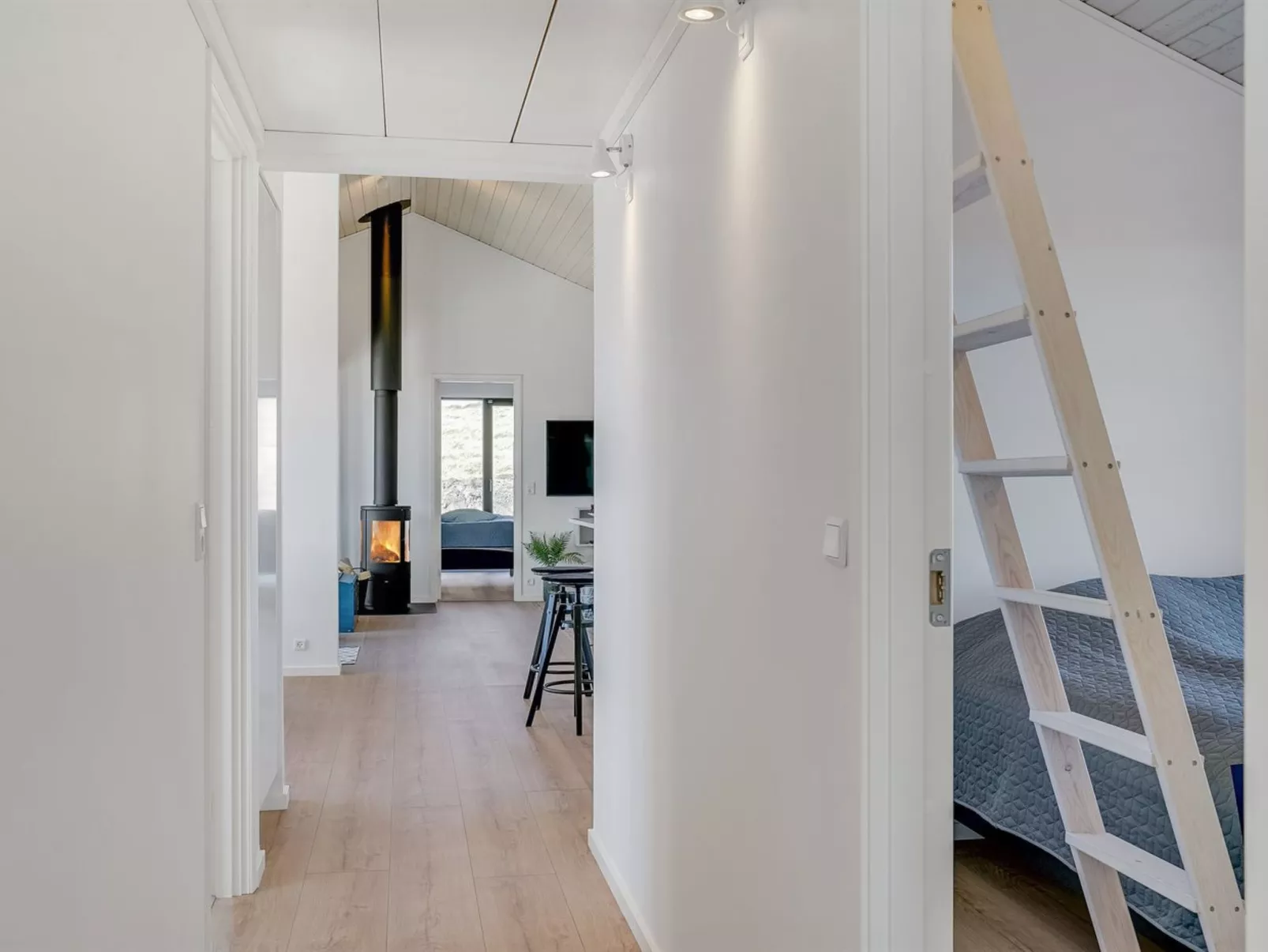 "Aiko" - 50m from the sea-Inside