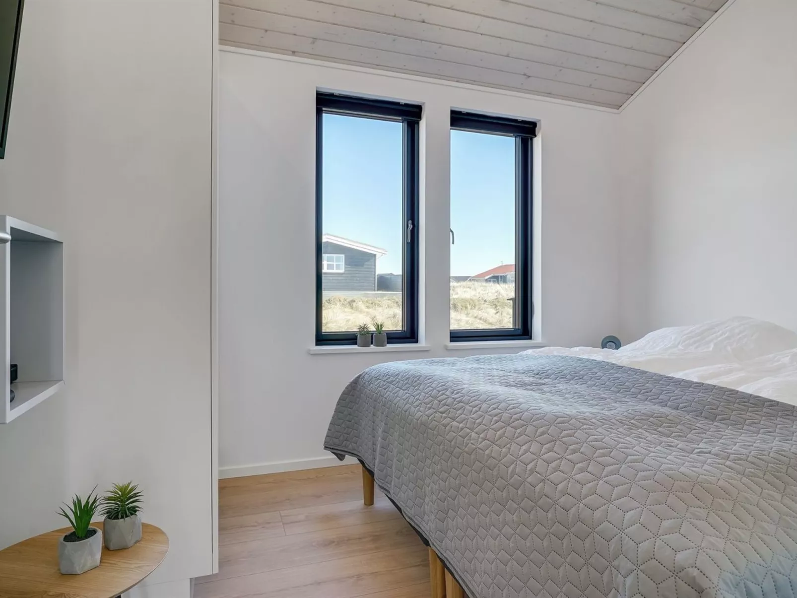 "Aiko" - 50m from the sea-Inside
