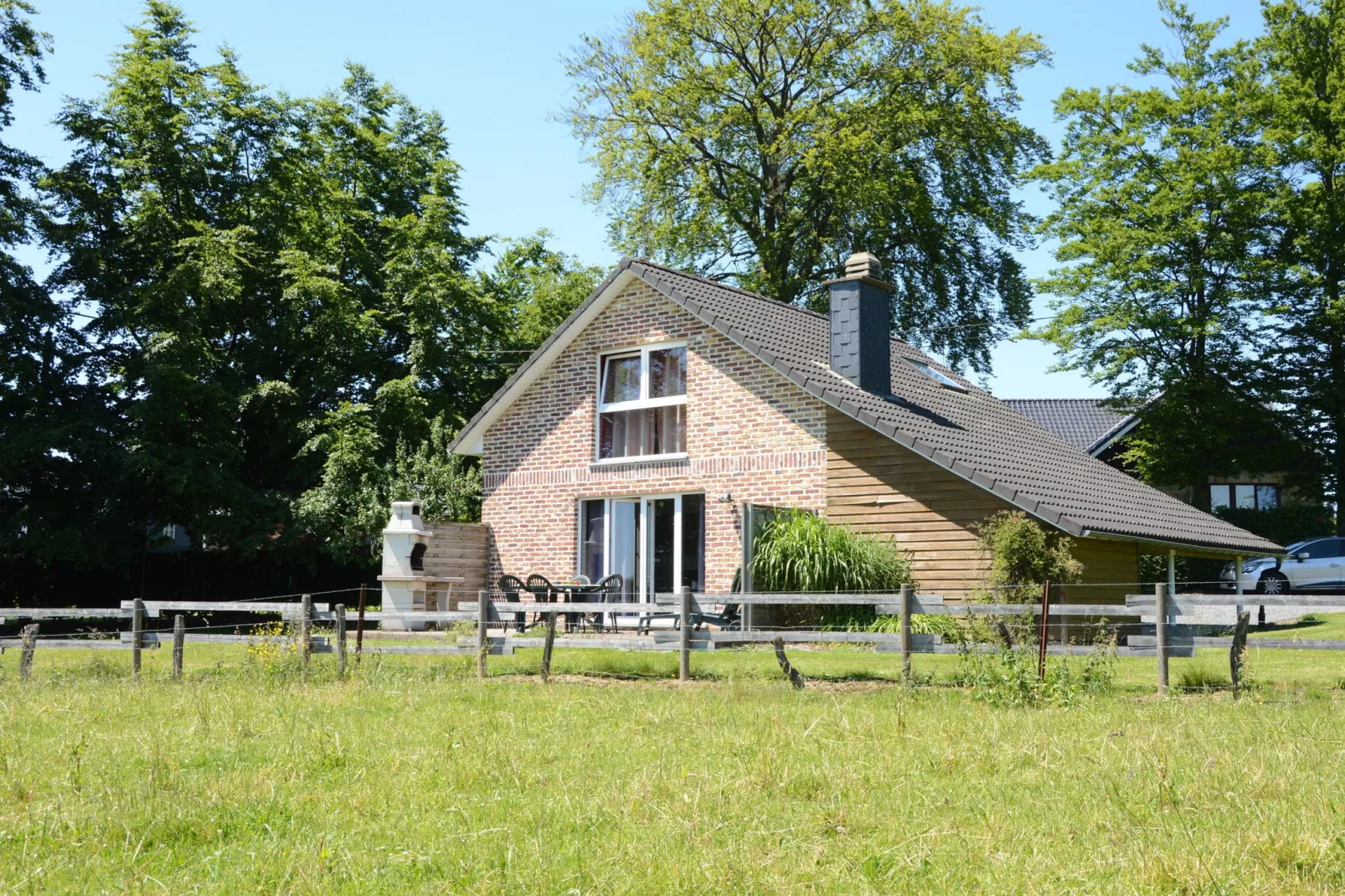 La Tourbière-Exterior summer
