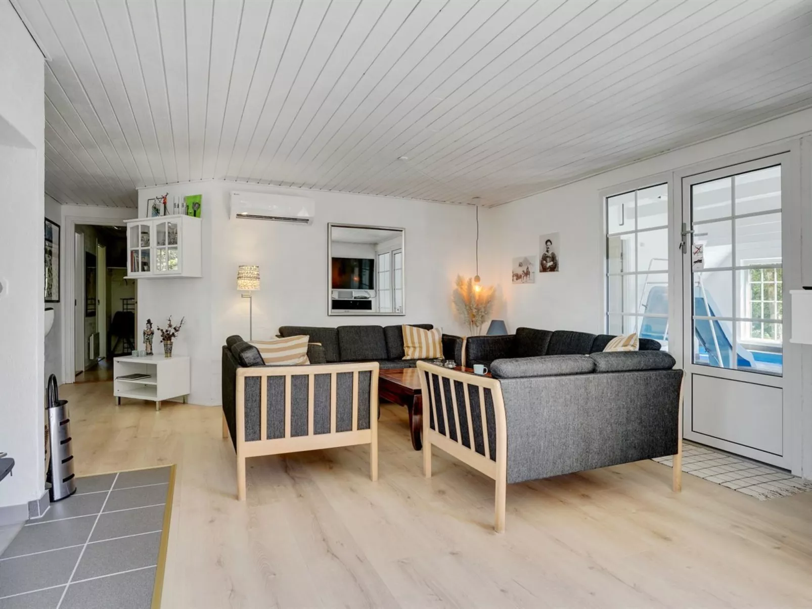 "Taralyn" - 1.3km from the sea-Inside