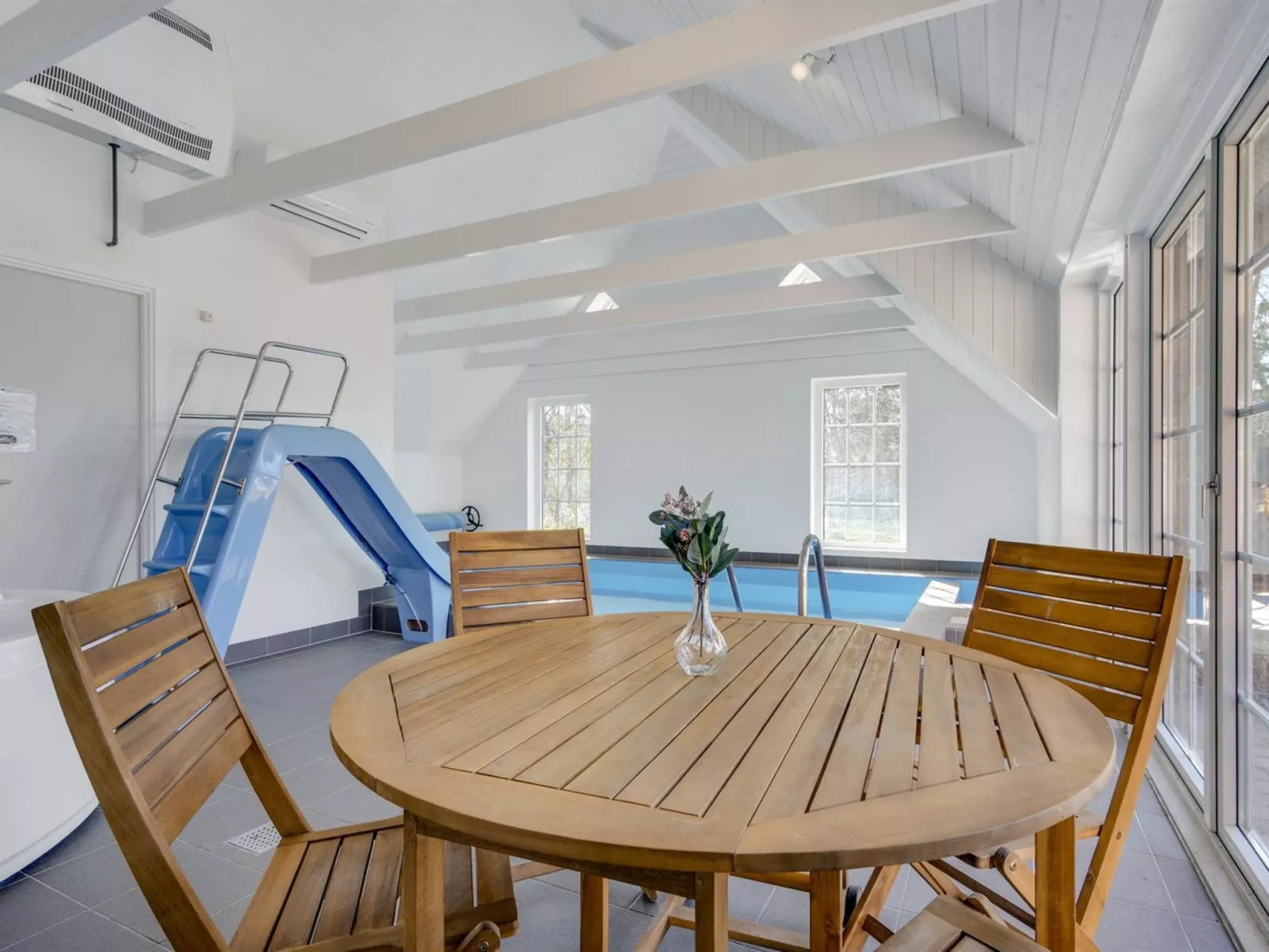 "Taralyn" - 1.3km from the sea-Inside