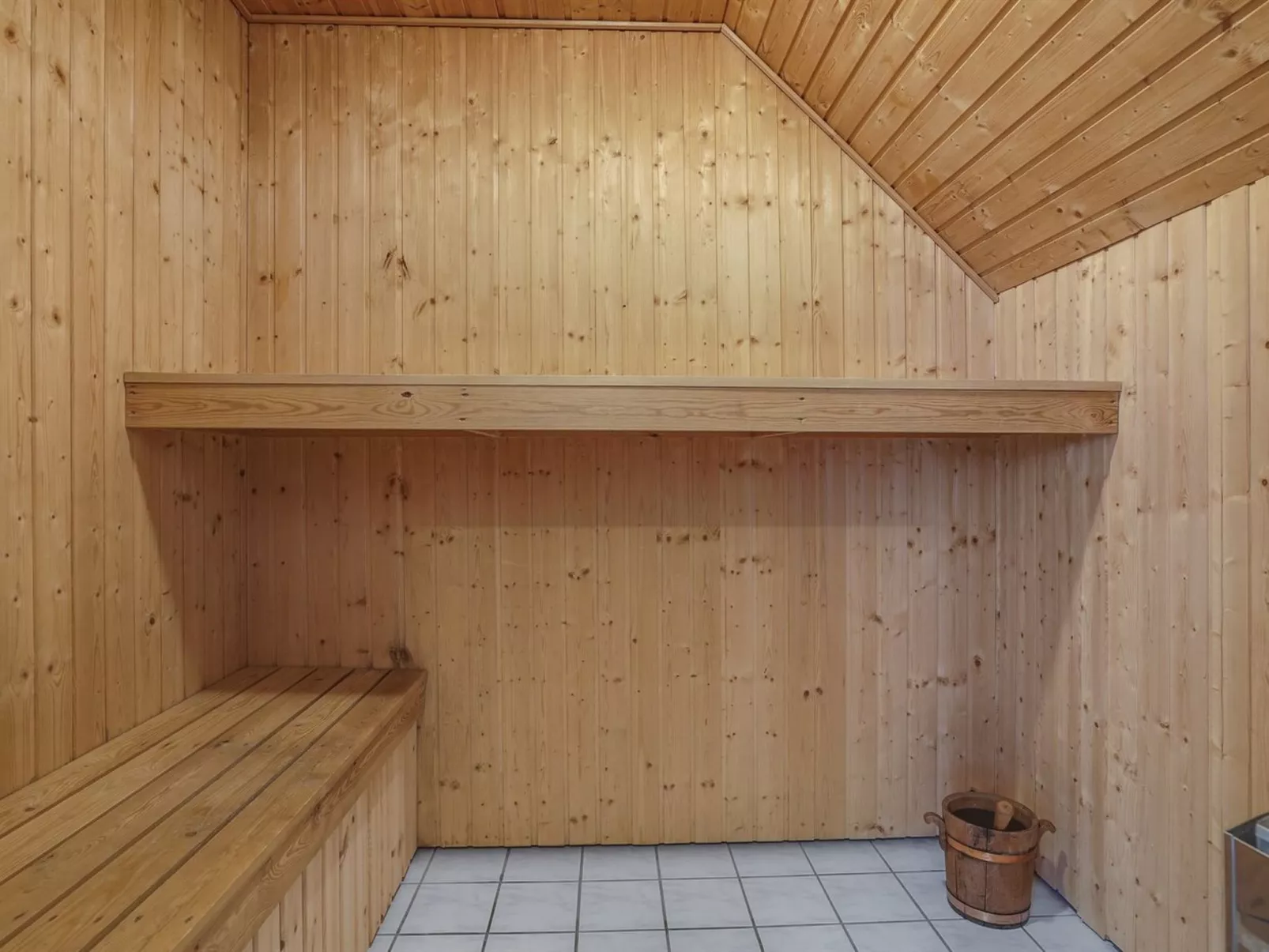 "Taralyn" - 1.3km from the sea-Inside