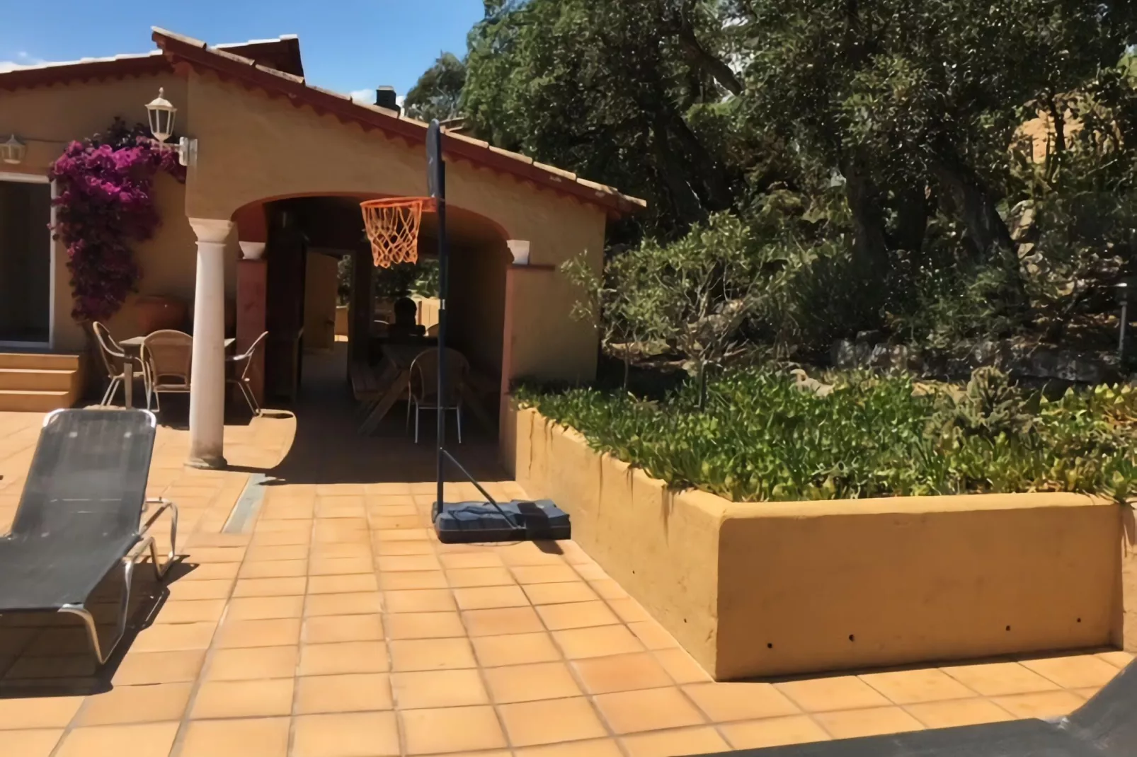 La Roca-Exterior summer